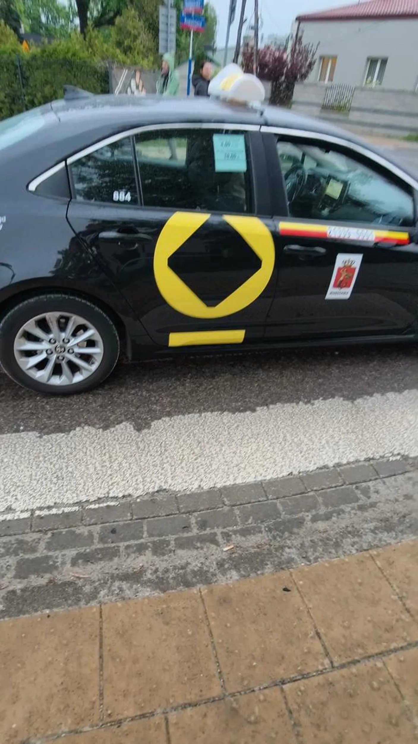 Przejechała mi prawie po nogach na przejściu dla pieszych, zablokowała przejście i jeszcze miała pretensje, że chcę przejść. Jam sama stwierdziła może stawać nawet na przejściu, brak zapiętych pasów. Fajnych mamy kierowców taxi w Warszawie, ciekawe co na to itaxi. Numer taxi 21339-0001