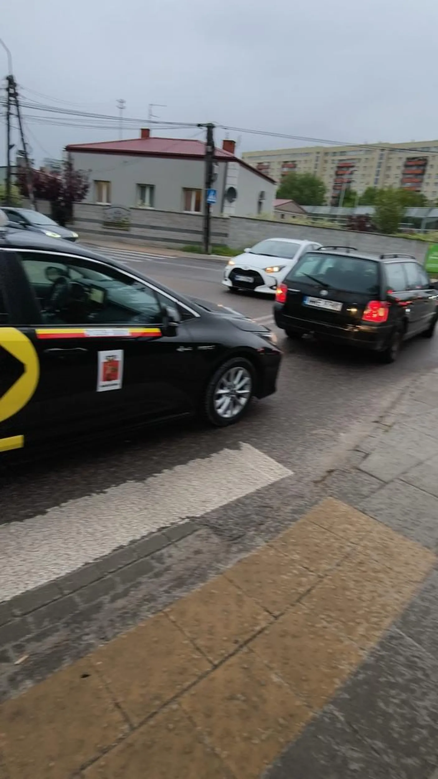 Przejechała mi prawie po nogach na przejściu dla pieszych, zablokowała przejście i jeszcze miała pretensje, że chcę przejść. Jam sama stwierdziła może stawać nawet na przejściu, brak zapiętych pasów. Fajnych mamy kierowców taxi w Warszawie, ciekawe co na to itaxi. Numer taxi 21339-0001