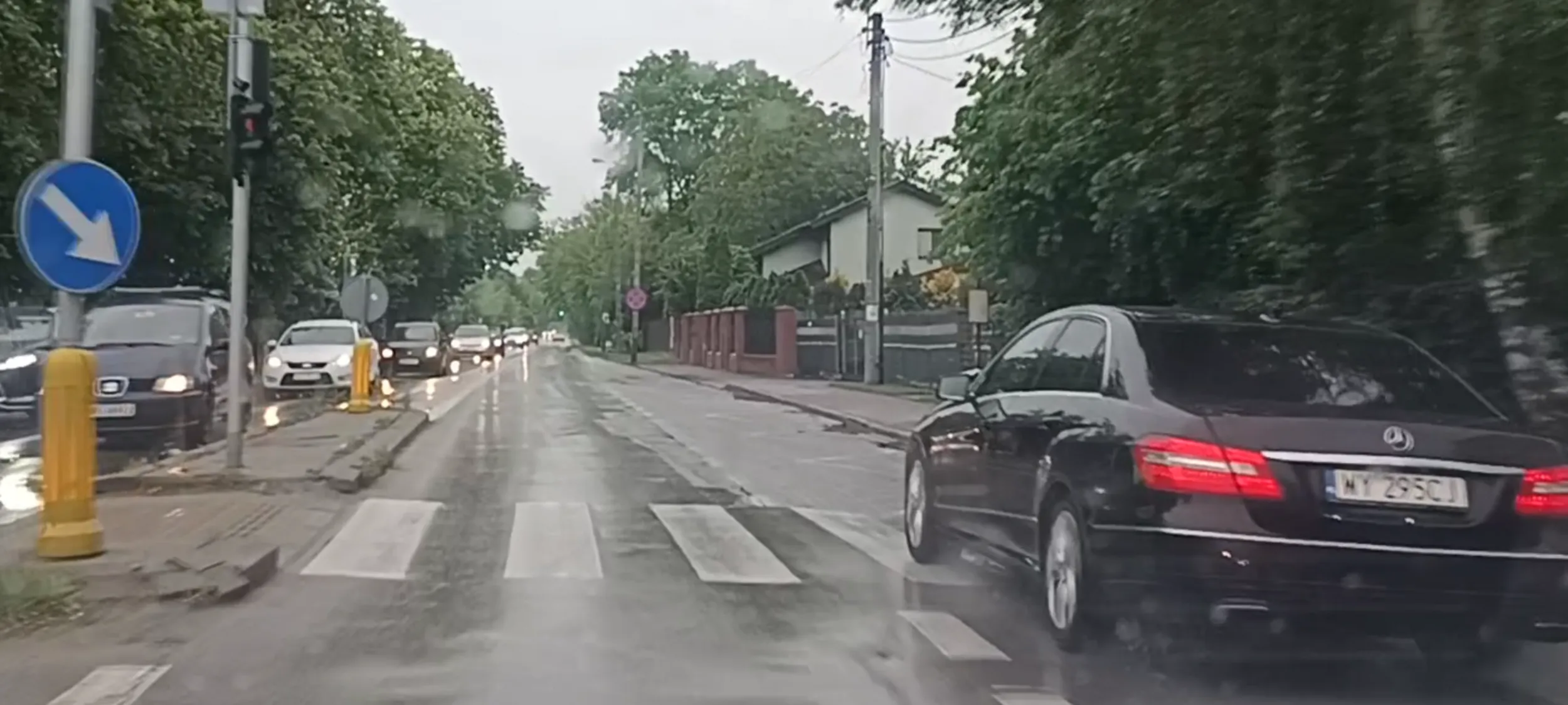 Bandyckie wyrządzanie prawym pasem na skrzyżowaniu i przed przejściem dla pieszych