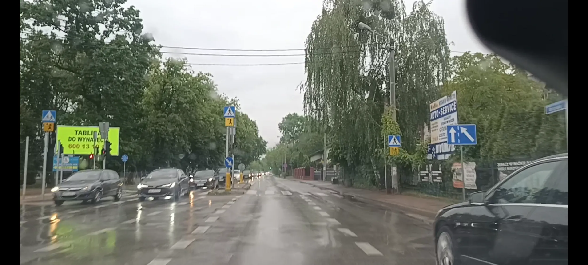 Bandyckie wyrządzanie prawym pasem na skrzyżowaniu i przed przejściem dla pieszych