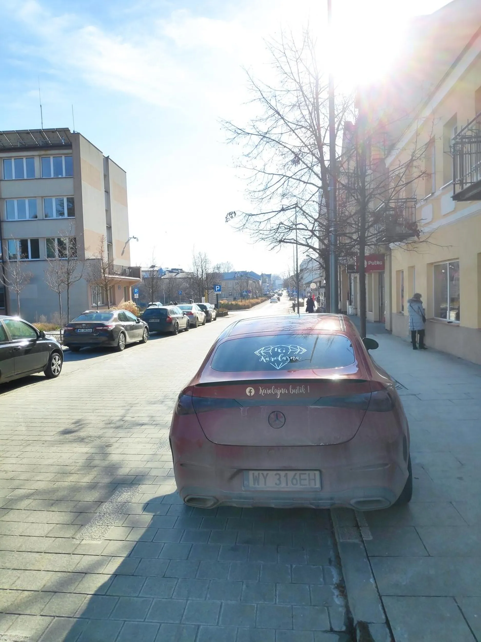 Parkuje na ścieżce rowerowej. Lokalizacja 52.074001,21.027344