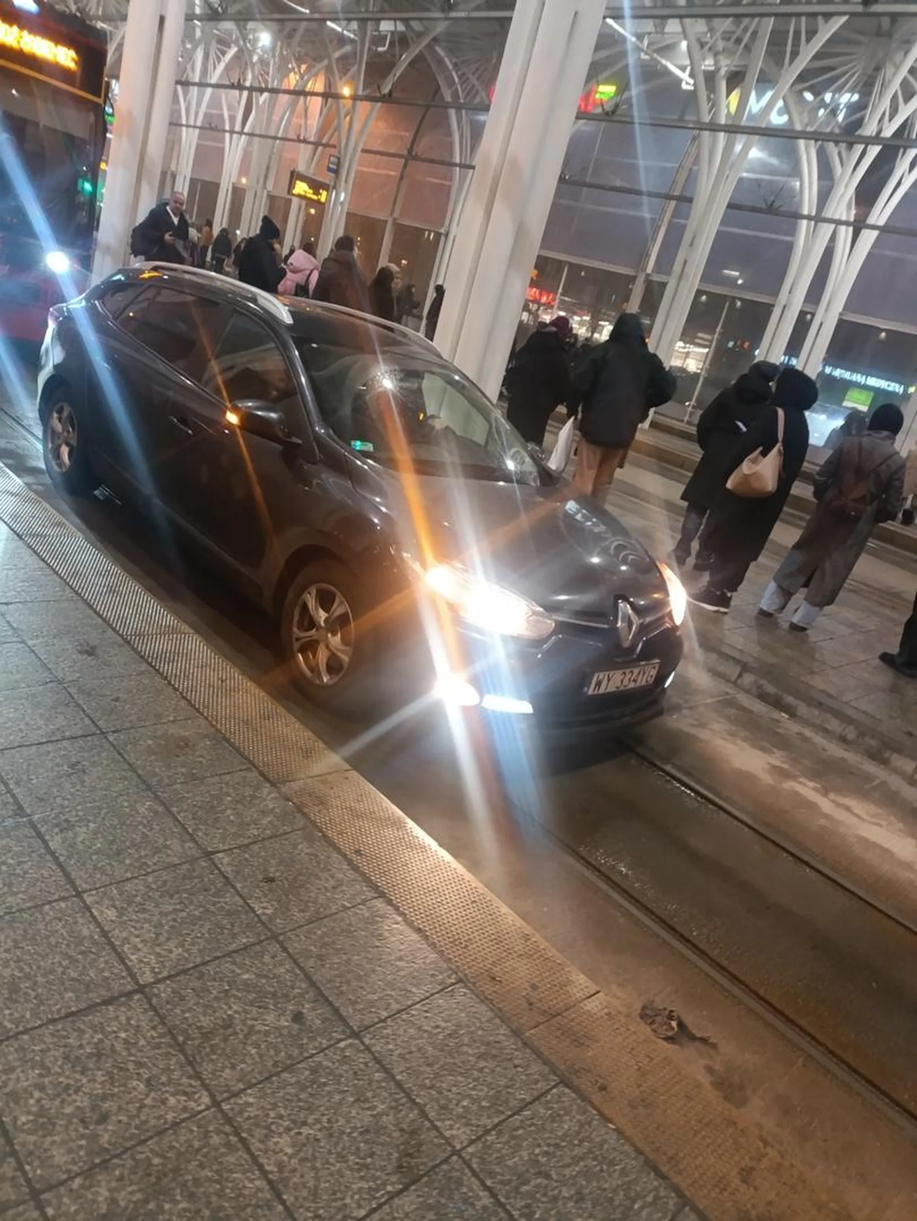 Chłop na dworzec wjechał