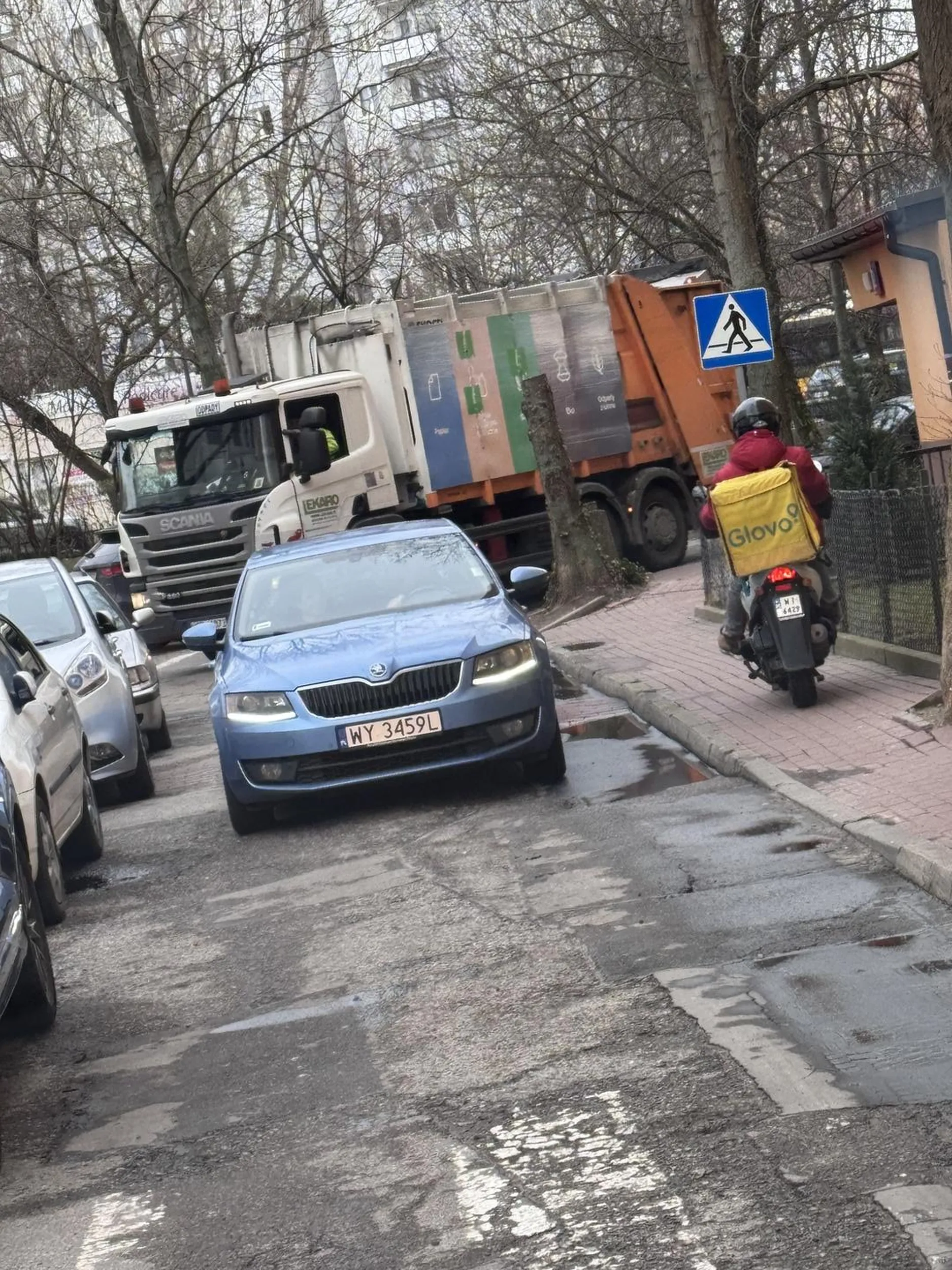 Trochę mniej arogancji, typowa mama bomblelka. Nic poza czubkiem wlasnego nosa.
