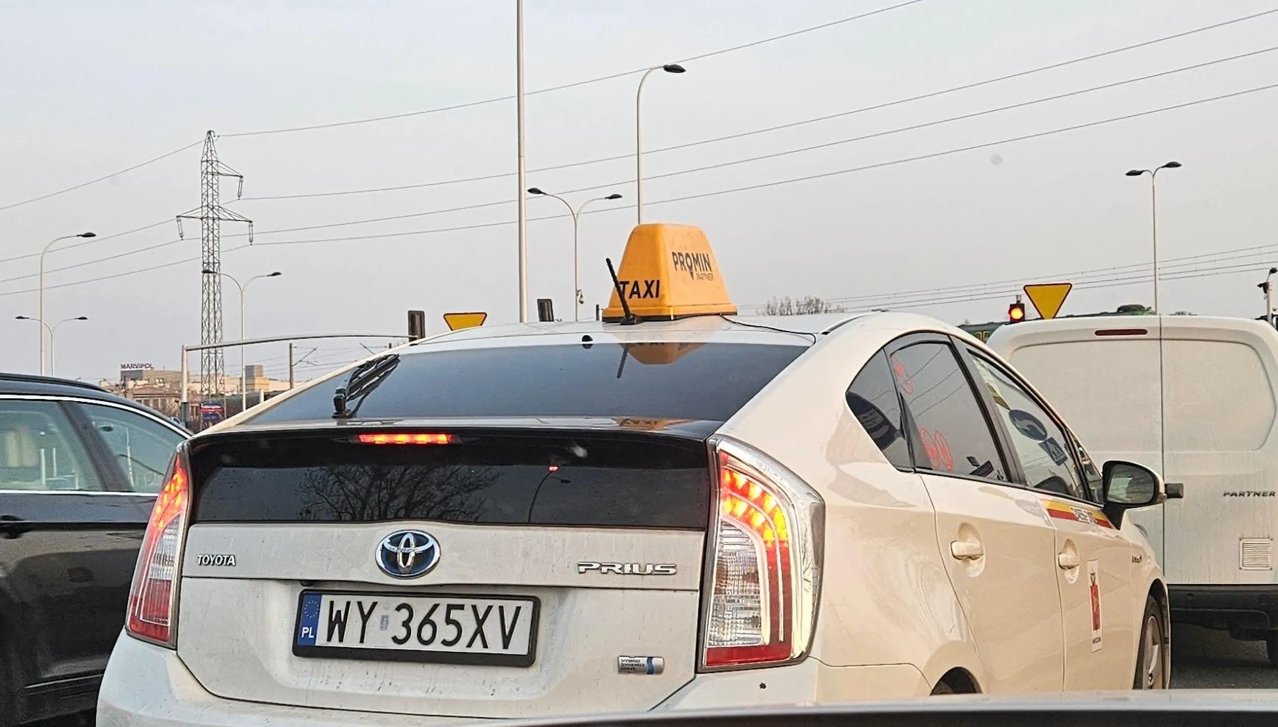 Nie umie korzystać z kierunkowskazów, wyjeżdża z podporządkowanej wymuszając pierwszeństwo (także bez kierunkowskazu). Czas zmienić fach. Dramat...