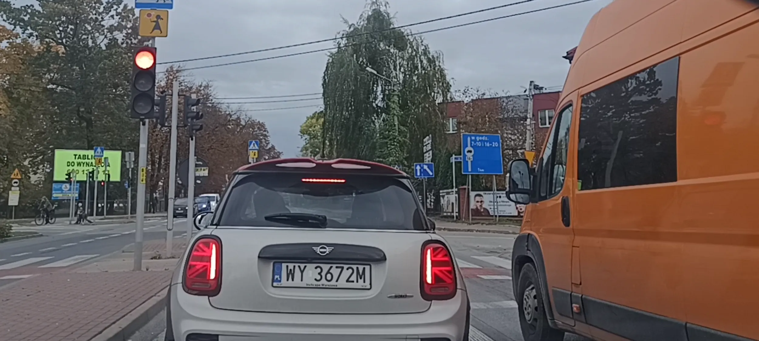 Kierujący tym wrakiem to klasyczny bandzior drogowy. Wbija się z impetem na rondo nie ustępując pierwszeństwa a następnie ucieka z prędkością 90kmh w miejscu ograniczenia prędkości do 50kmh w terenie zabudowanym.