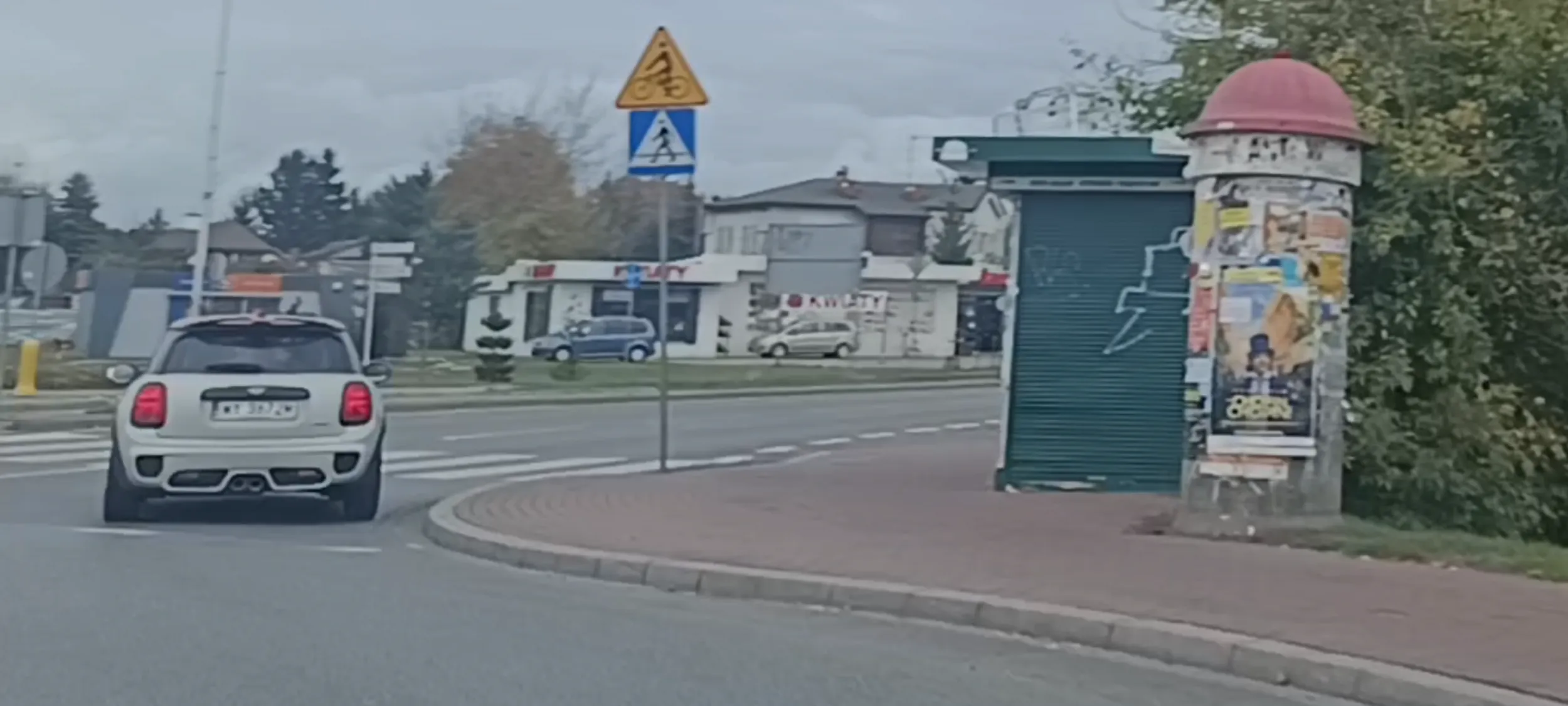 Kierujący tym wrakiem to klasyczny bandzior drogowy. Wbija się z impetem na rondo nie ustępując pierwszeństwa a następnie ucieka z prędkością 90kmh w miejscu ograniczenia prędkości do 50kmh w terenie zabudowanym.