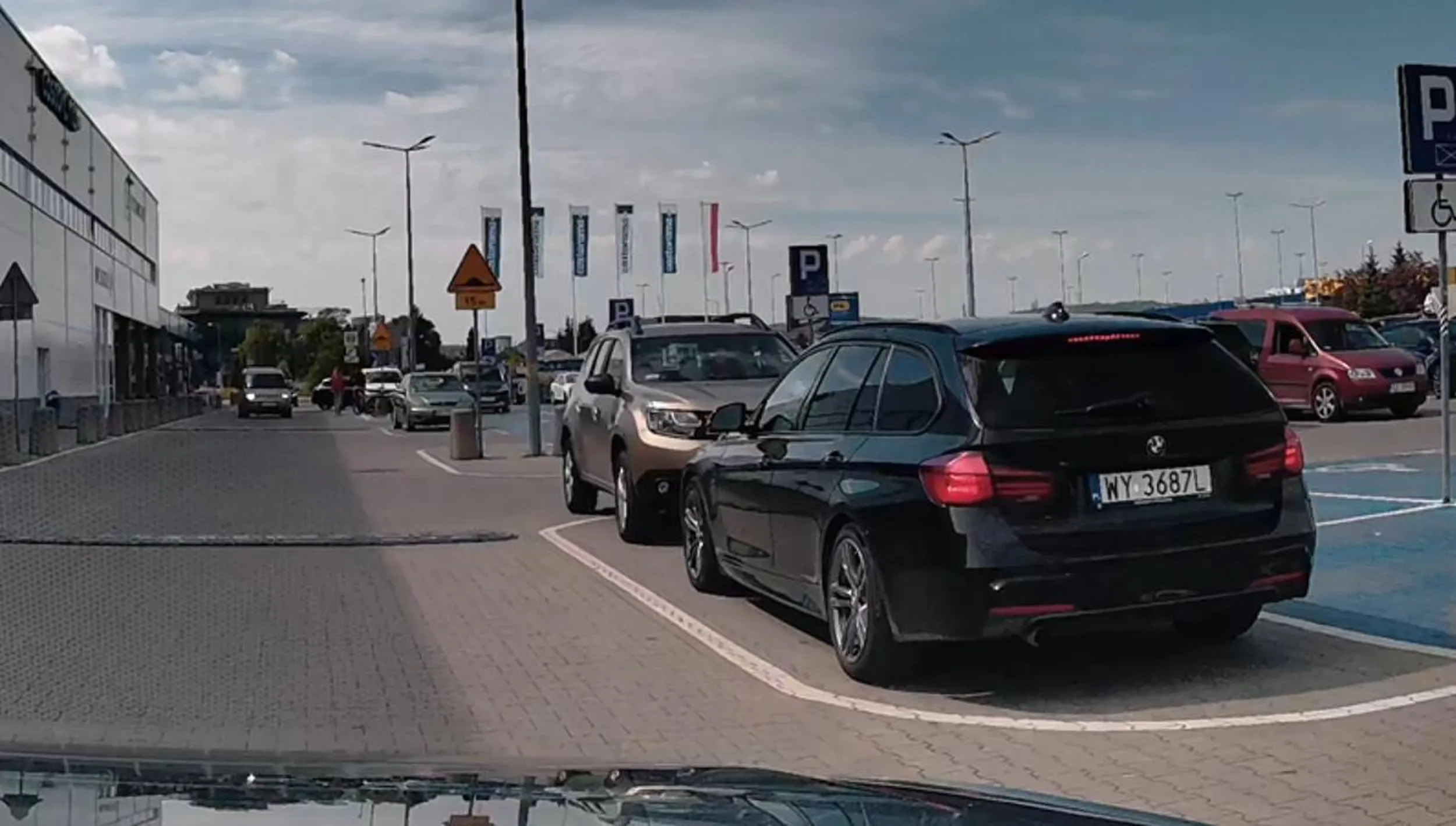 na parkingu masa wolnych miejsc, ale ciele musi zaparkować przy samym wejściu i utrudniać życie kierowców