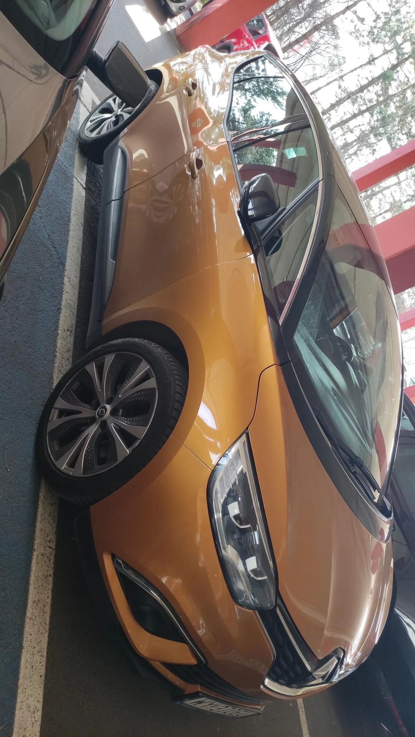 Parkujemy na miejscu dla inwalidy....co prawda " tylko kołami" ale spróbujcie wysiąść do wózka inwalidzkiego?