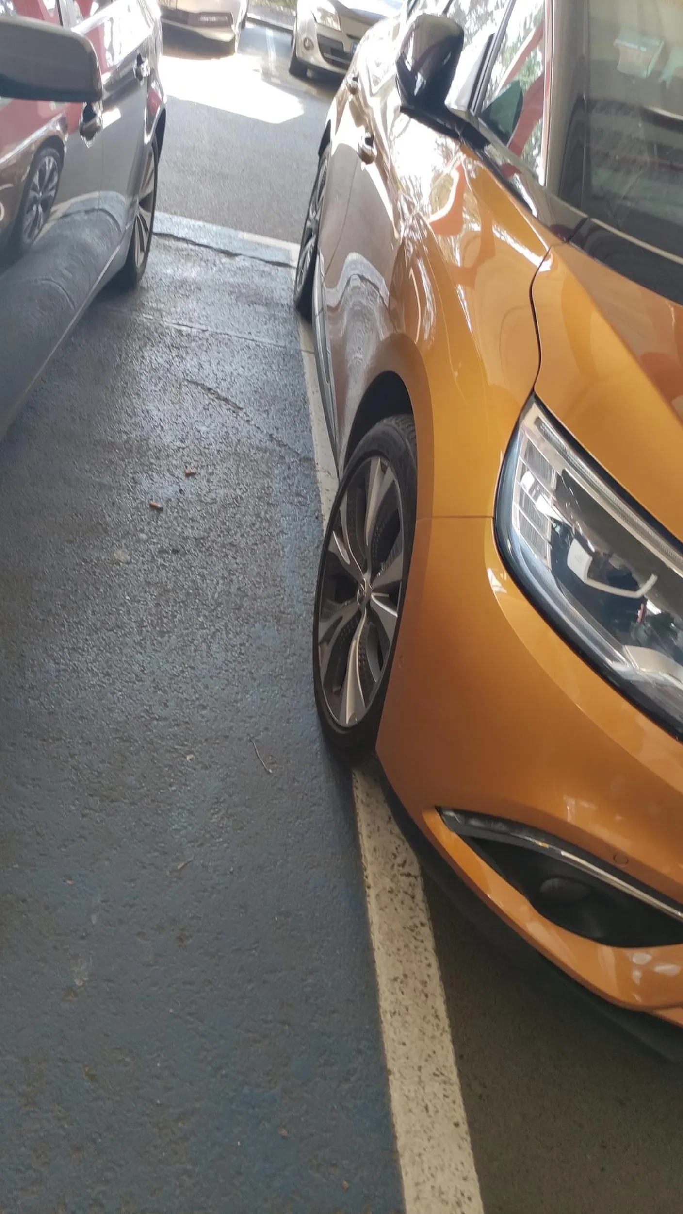 Parkujemy na miejscu dla inwalidy....co prawda " tylko kołami" ale spróbujcie wysiąść do wózka inwalidzkiego?