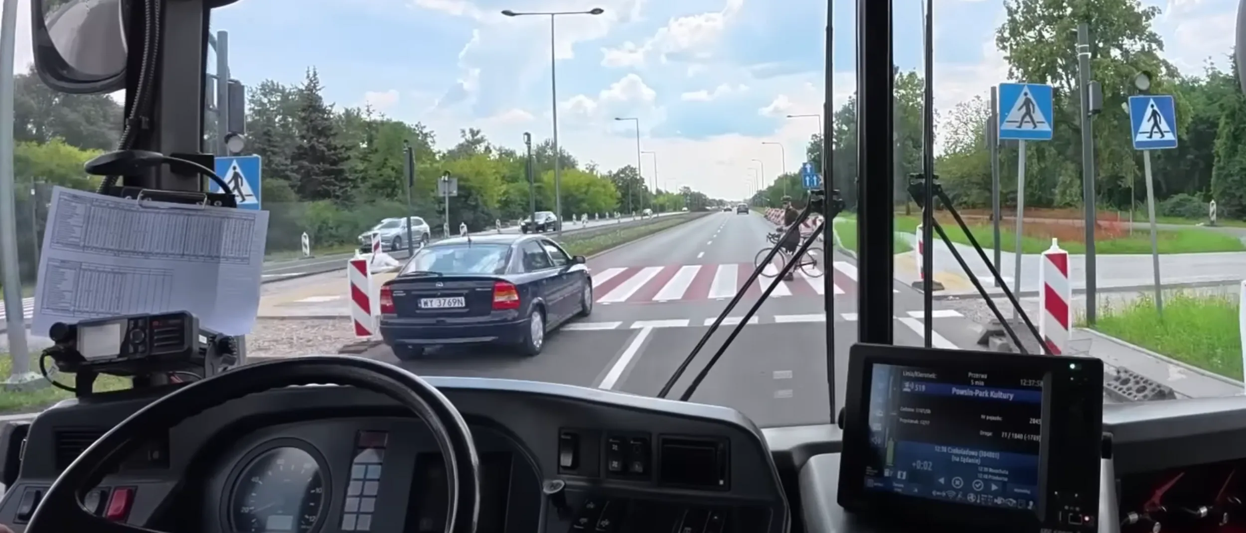 Ty totalny de***u za kierownicą tego złomu. Tym razem miałeś szczęście, następnym razem zrobisz komuś krzywdę.