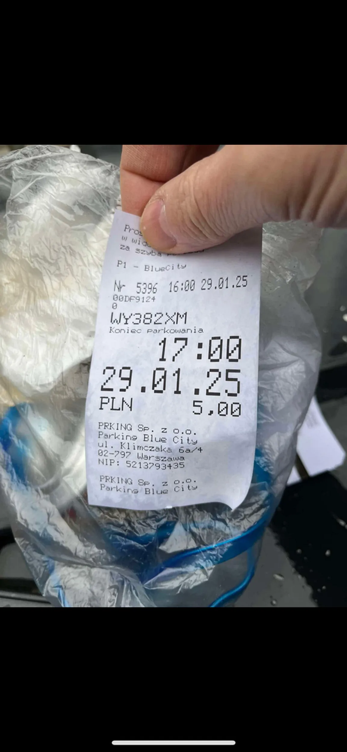 Właściciel „zgubił” na mojej posesji worek ze śmieci perfidnie wyrzucił przejeżdżając, na domiar złego był tak nieumiejętny że zostawił w worku paragony za parking na których jest jego rejestracja czy też bilety lotnicze nie będę sie rozpisywał na ten temat ale wstyd oby cię kiedyś spotkał tir na trasie