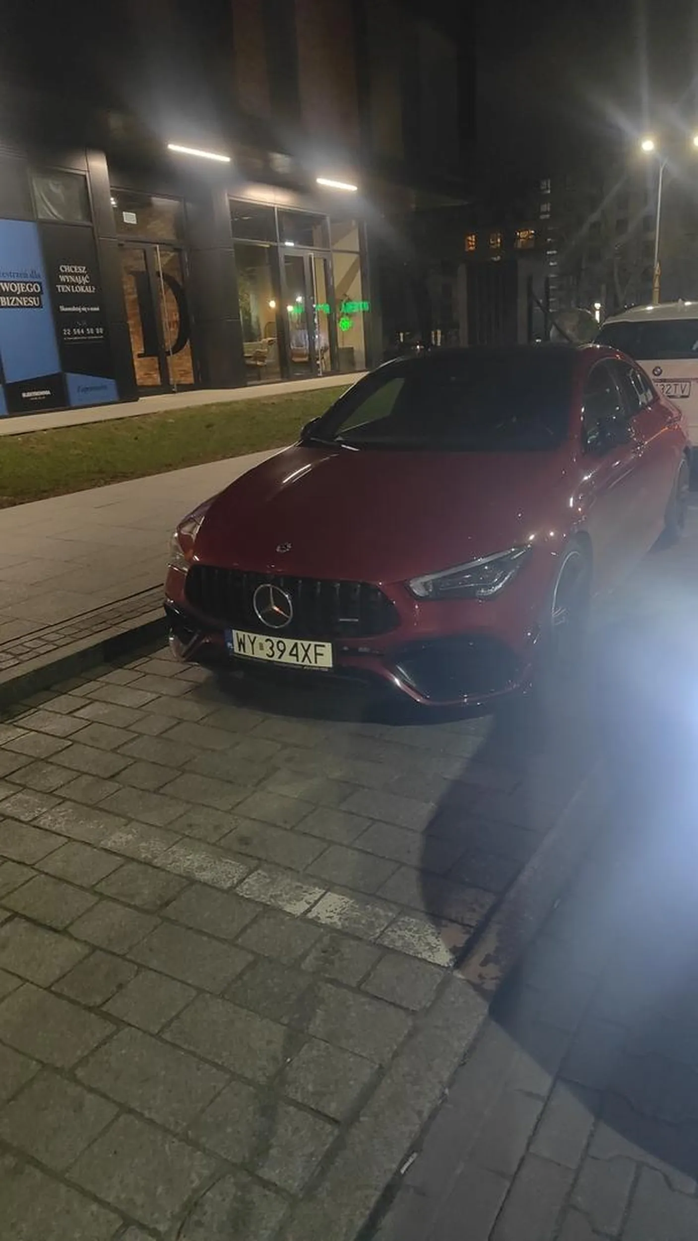 "Ładuje" samochód na miejscu do ładowania