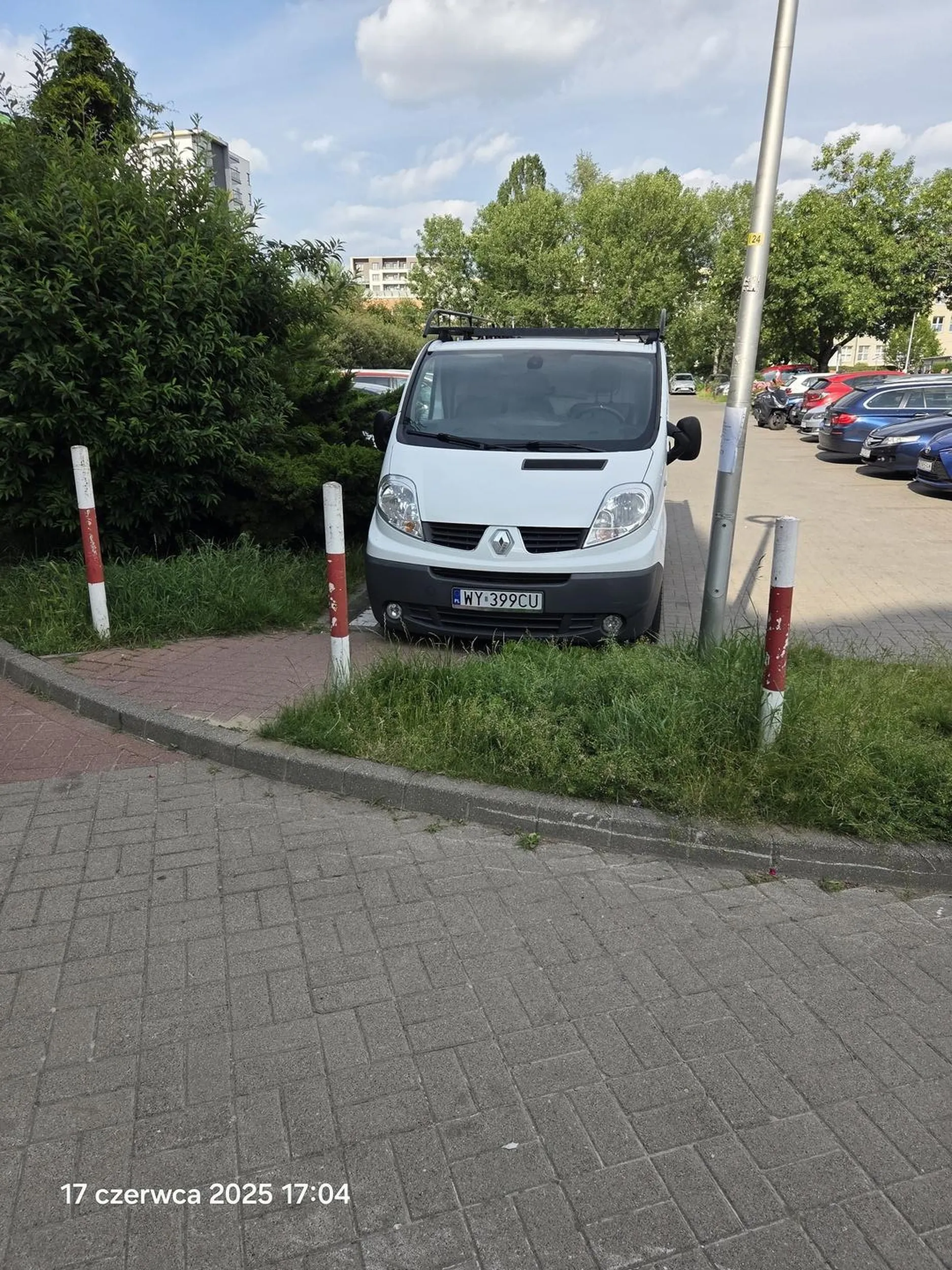 Te lini namalowano aby tam nie parkować ponieważ g.. tam jest przejście na parking