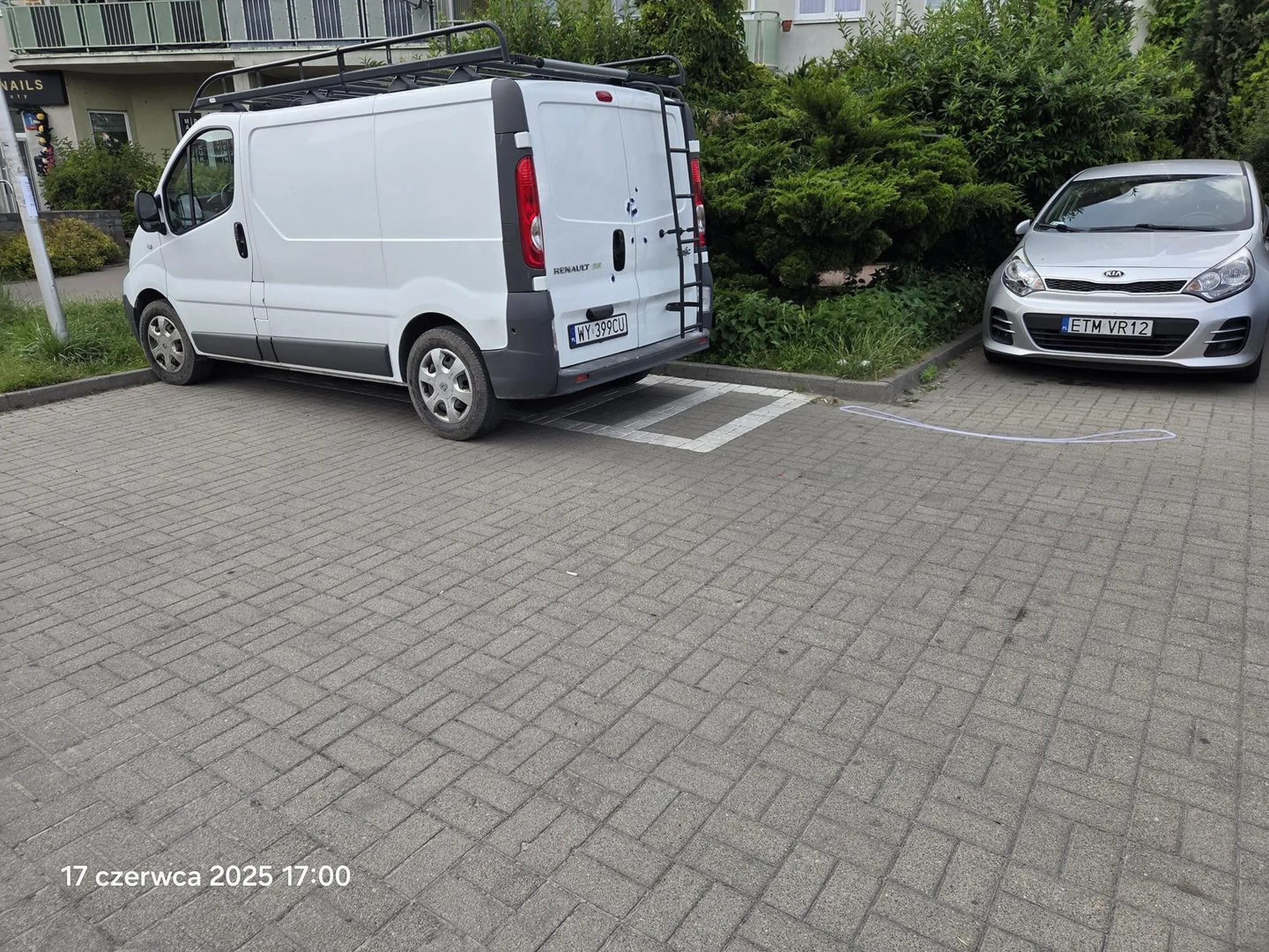 Te lini namalowano aby tam nie parkować ponieważ g.. tam jest przejście na parking