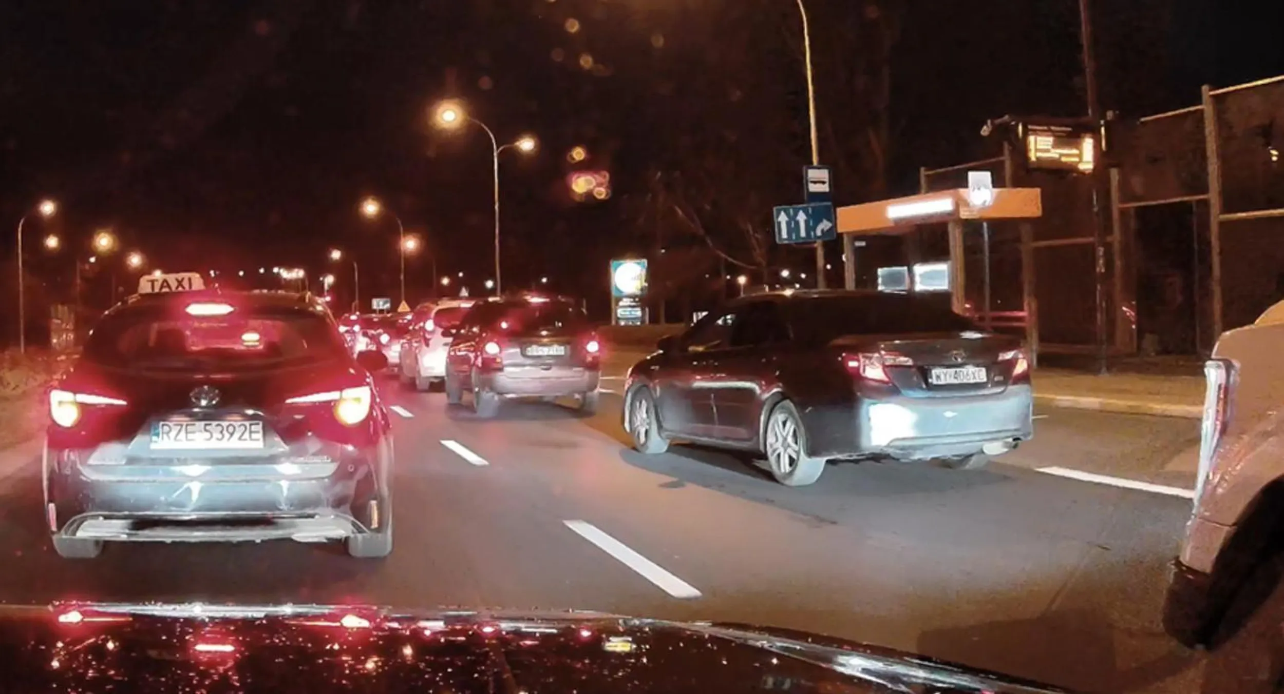 tępa dzida omija korek przez stację benzynową - i ile zyskałaś tępa dzido? 5 wyprzedzonych samochodów?