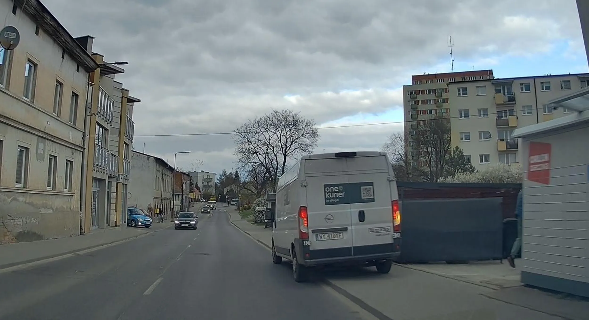 kurierski patus zatrzymuje się na zakazie zajmując dodatkowo cały chodnik, woli tak zrobić zamiast wjechać w bramę