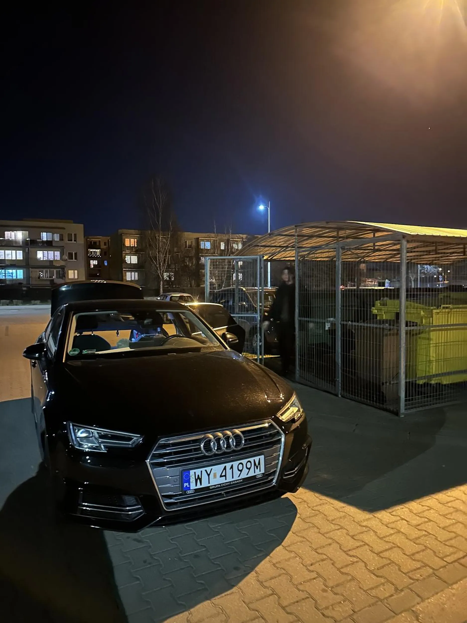 Podrzucają śmieci z tego kałdi do nie swojego kosza na osiedlu. Sieradz