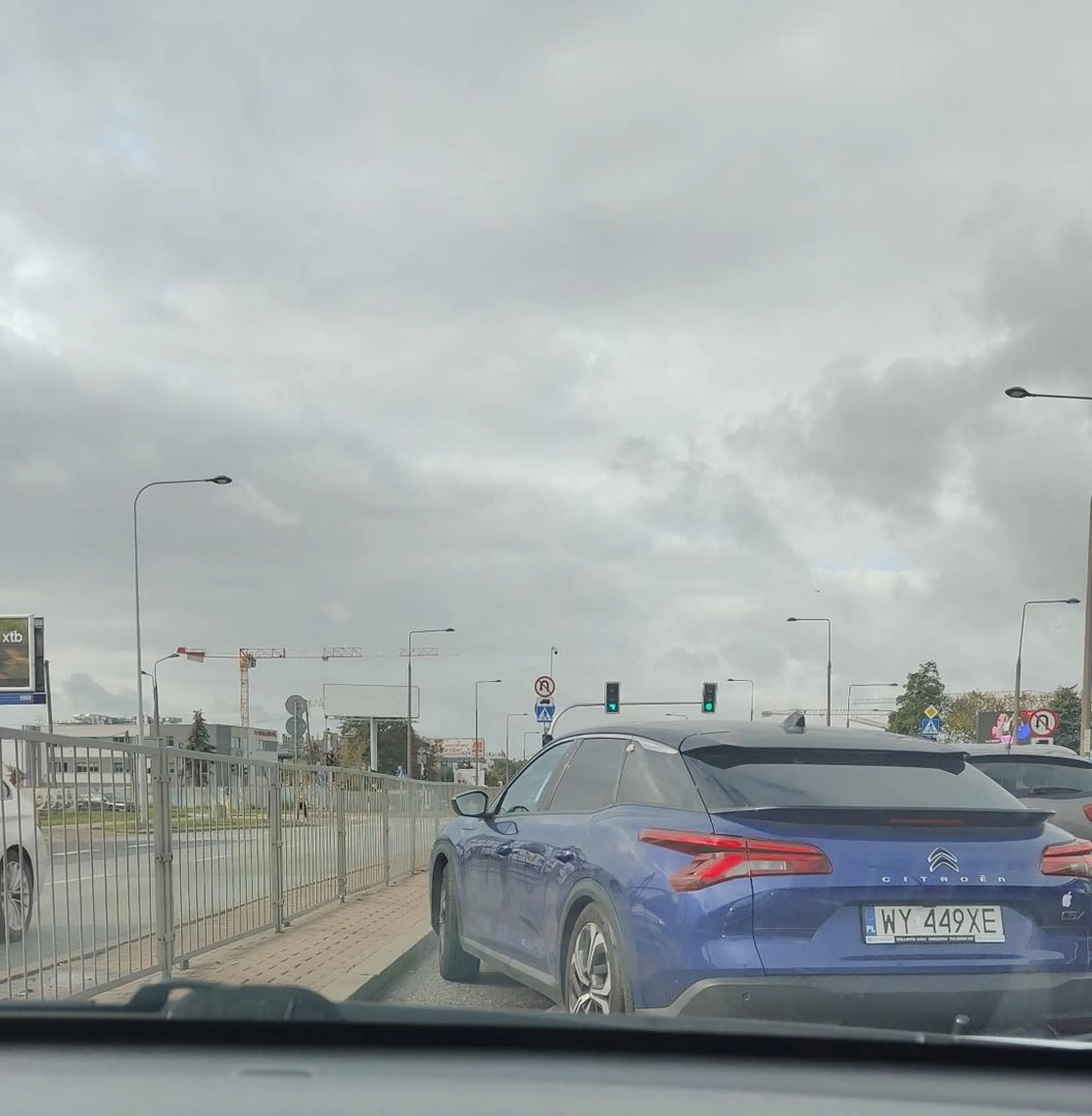 Kocham. Zakorkować 2 z 3 pasów Łopuszańskiej dzisiaj. Kobieta ewidentnie znalazła prawo jazdy w chipsach i nic sobie z tego nie robi ?