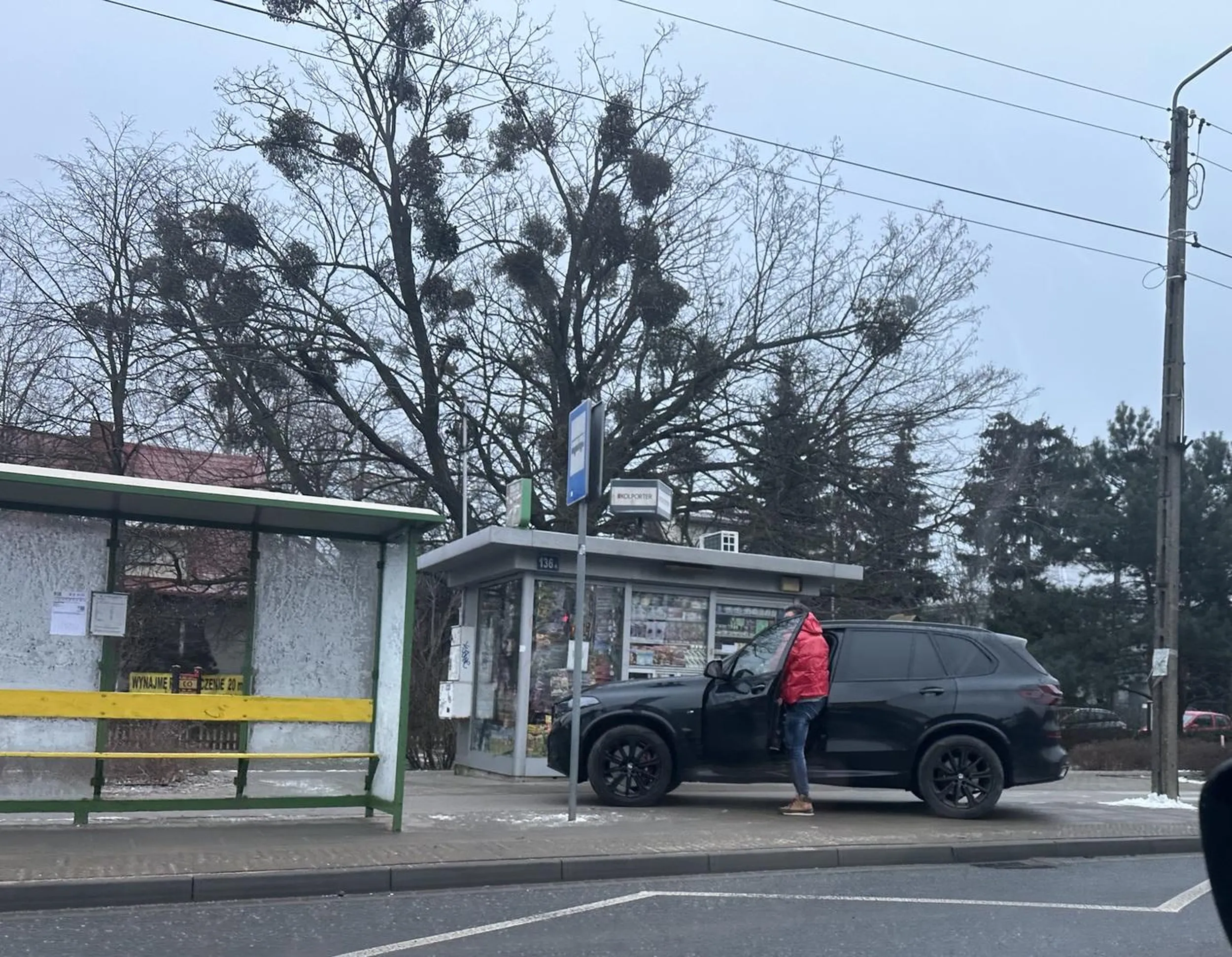 Panie kierowczyku. Włączenie świateł awaryjnych nie tworzy magicznie miejsca parkingowego to taka podpowiedź jak widać nie tylko dla kierowców Ubera... Ponadto przejeżdżając przedtem przez przejście dla pieszych, kończąc postojem na chodniku i jego wydzielonej części pod przystanek autobusowy. Naprawdę trzeba mieć fantazję żeby złamać tyle przepisów rd kupując rzeczy pierwszej potrzeby w kiosku naprzeciwko szkoły podstawowej.