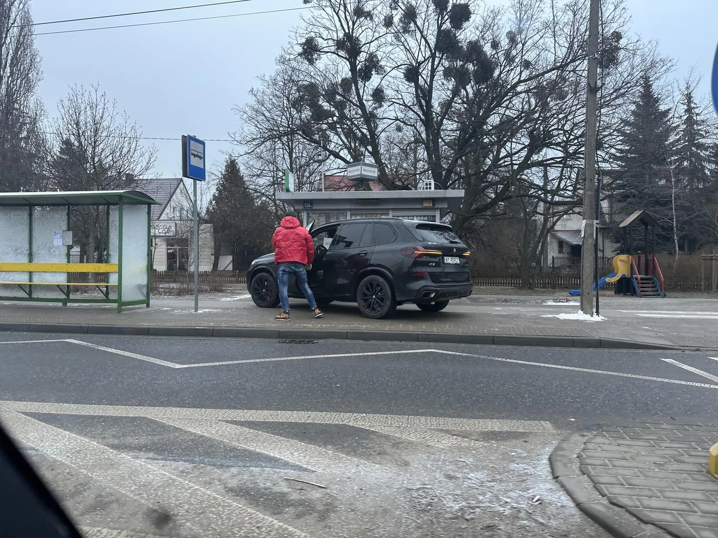 Panie kierowczyku. Włączenie świateł awaryjnych nie tworzy magicznie miejsca parkingowego to taka podpowiedź jak widać nie tylko dla kierowców Ubera... Ponadto przejeżdżając przedtem przez przejście dla pieszych, kończąc postojem na chodniku i jego wydzielonej części pod przystanek autobusowy. Naprawdę trzeba mieć fantazję żeby złamać tyle przepisów rd kupując rzeczy pierwszej potrzeby w kiosku naprzeciwko szkoły podstawowej.