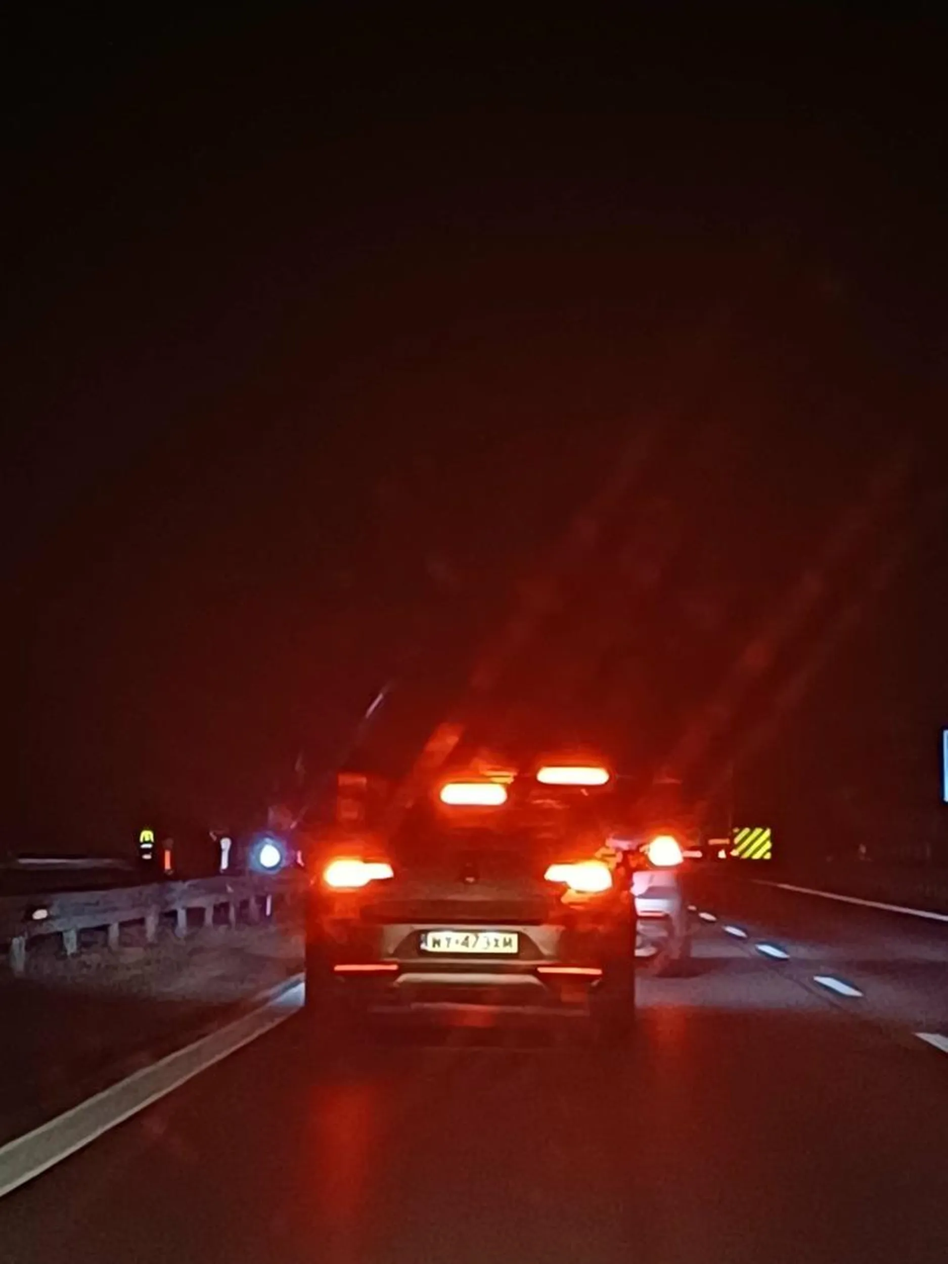 Nie polecam tego kierowcy Pani w okularach za kółkiem siedzi w telefonie, wyhamowuje innych uczestników drogi Wyprzedza prawym pasem i wciska się między ludzi na siłę kiedy widzi że jest duży ruch Jeździ slalomem i siedzi cały czas na zderzaku