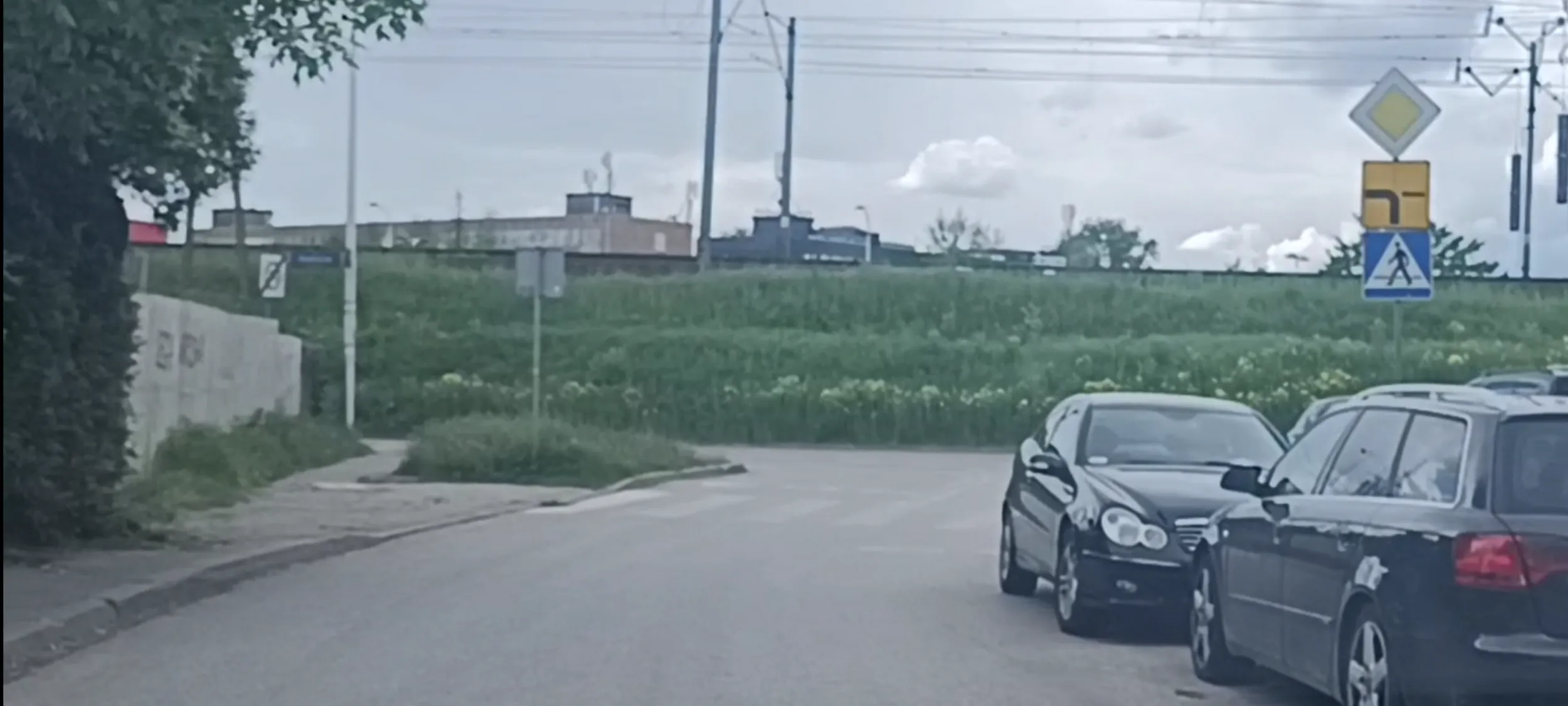 Choojovy kierowca  stanął przed przejściem dla pieszych i zasłonił całkowicie widoczność