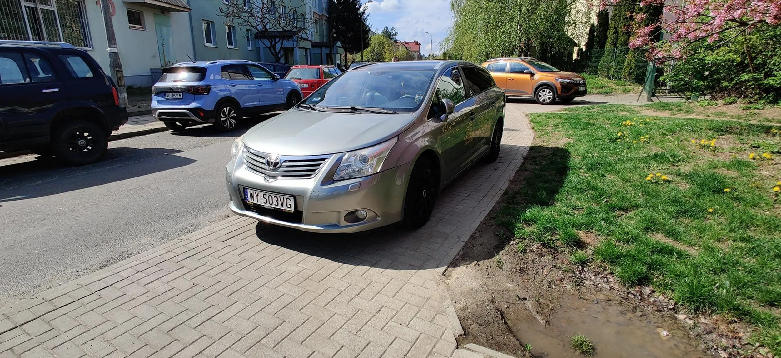 Chamskie prarkowanie na samym środku chodnika. Brak miejsca dla pieszych.