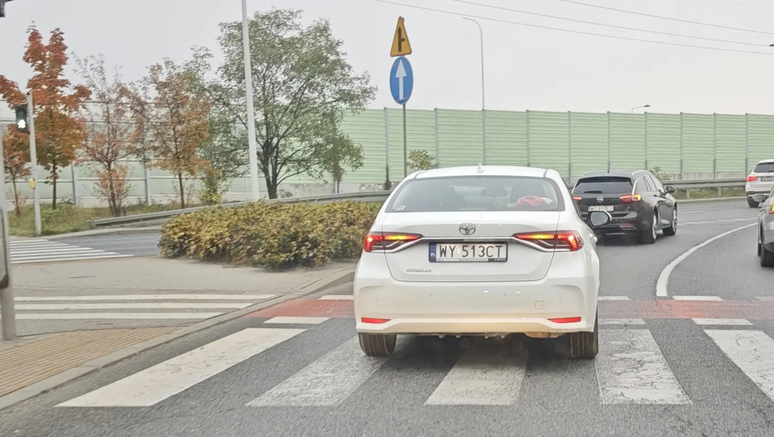 Stereotypowa baba za kółkiem, na chama ładuje się przez linię ciągłą w bok mojego auta i jeszcze trąbi, macha łapami, klapie dziobem i najwyraźniej ma pretensje, chyba do boga że ją warzywem stworzył. Kolega który jechał za mną ma nagranie, zastanowię się  czy nie wysłać gdzie trzeba, żebyś miała okazję ogarnąć przepisy ?
