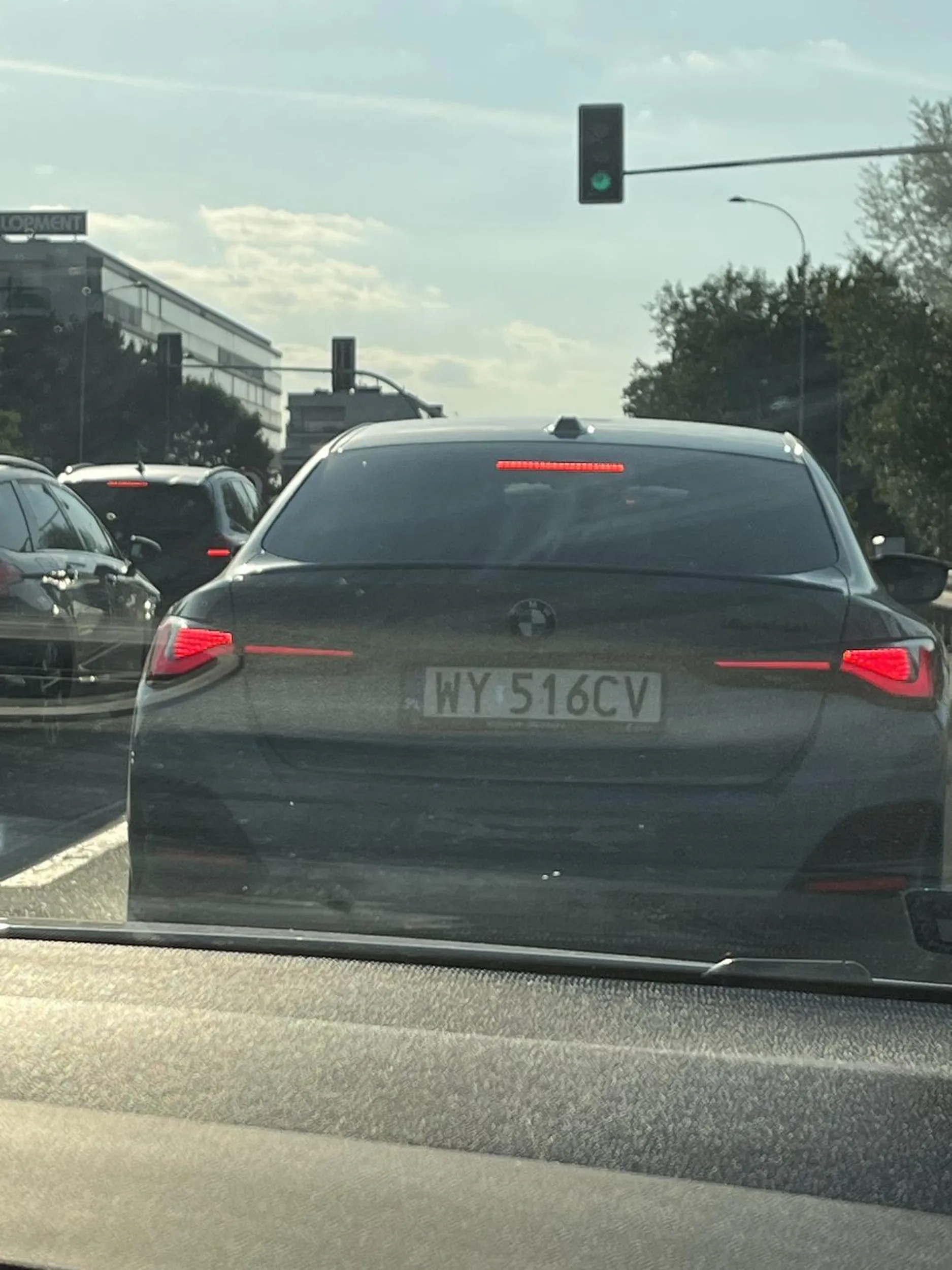 spełnia stereotypy każdego kierowcy bmw. - staje na awaryjnych gdzie chce bo może - najwyraźniej myśli że kierunkowskaz jest dla ozdoby życzę szybkiego wyjęcia głowy z dupy i pozdrawiam!