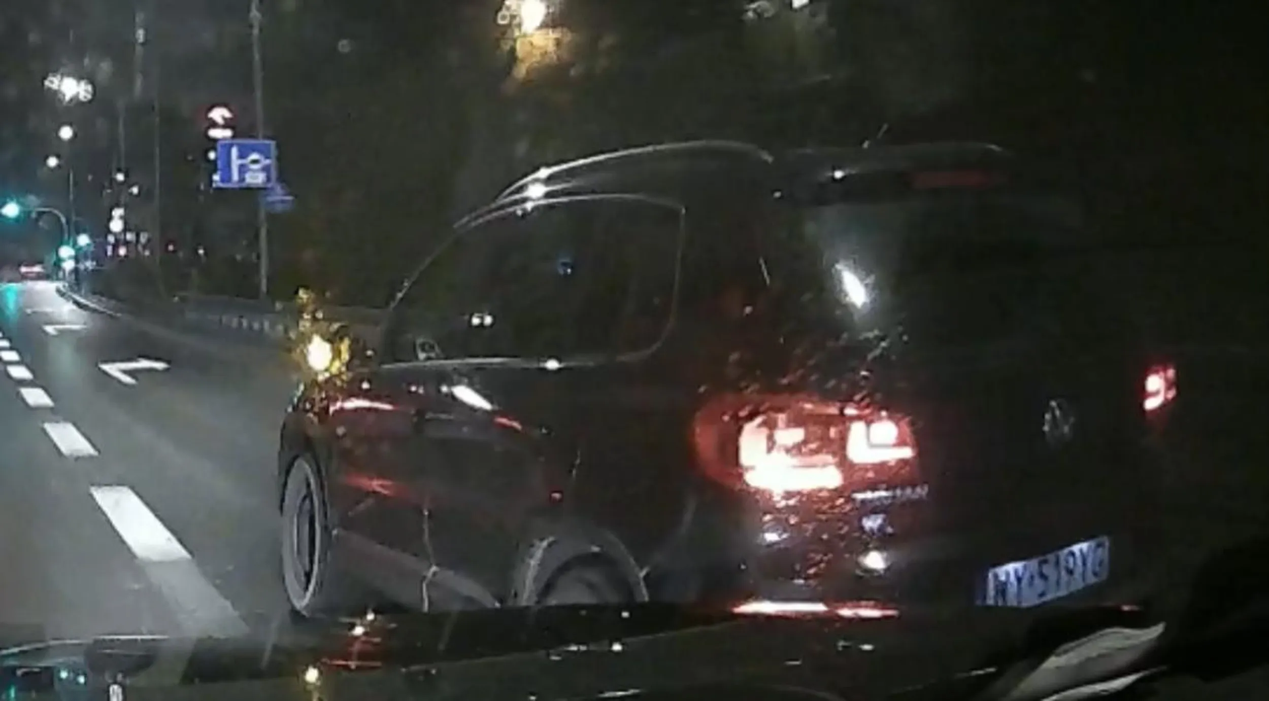 Co za mosiek. Wjeżdża nacczerwinym z podporządkowanej na prawy pas nie patrząc, że jadę na zielonym i zajeżdża drogę stwarzając zagrożenie. A potem z prawego pasa z obowiązkiem skrętu w prawo po ciągłej, przez wyspę wlatuje przed maskę i ucieka jak tchórz, zamiast po prostu zaczekać, przyhamować jak w kodeksie drogowym przykazane. Idź leszczu na kurs prawa jazdy jak jeździć nie potrafisz i narażasz innych na zagrożenie