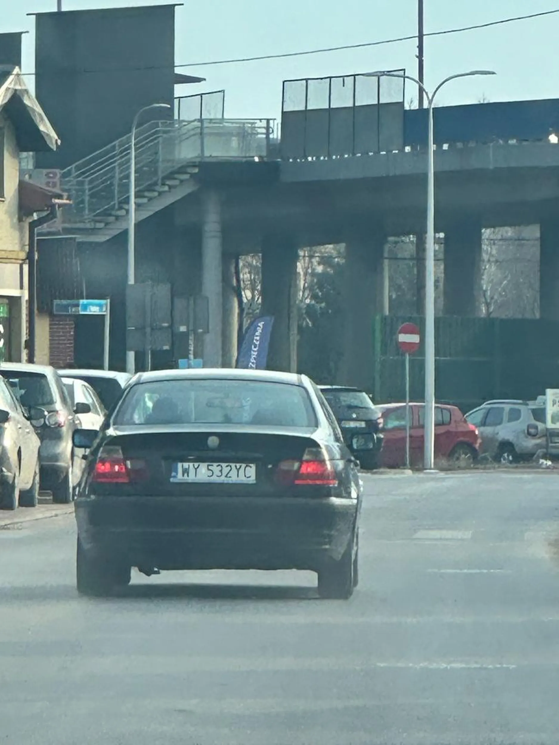 Sprawca stłuczki na rondzie uciekł z miejsca zdazenia