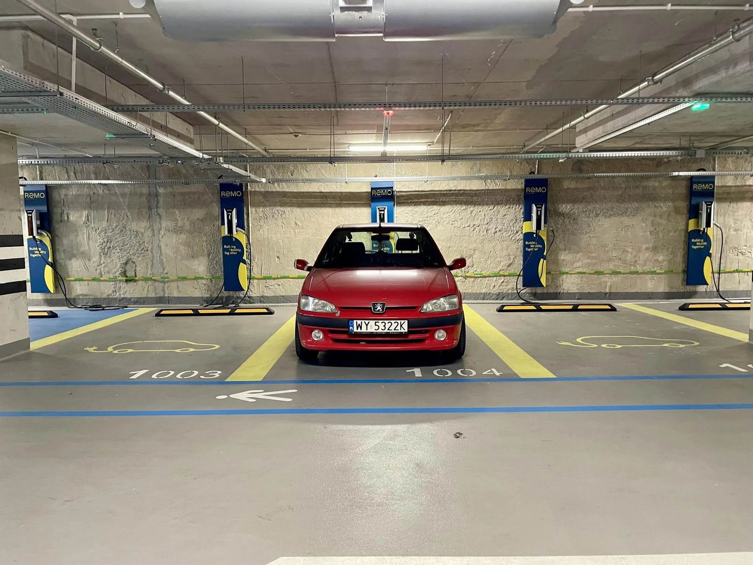 Burak próbujący podłożyć się na stłuczkę, blokuje ładowarki dla elektryków dla zasady, na zwrócenie uwagi reaguje agresywnie, jeździ jak pirat, razem z dziewczyną ważą z 500kg więc DMC Peugeota pewnie przekroczone