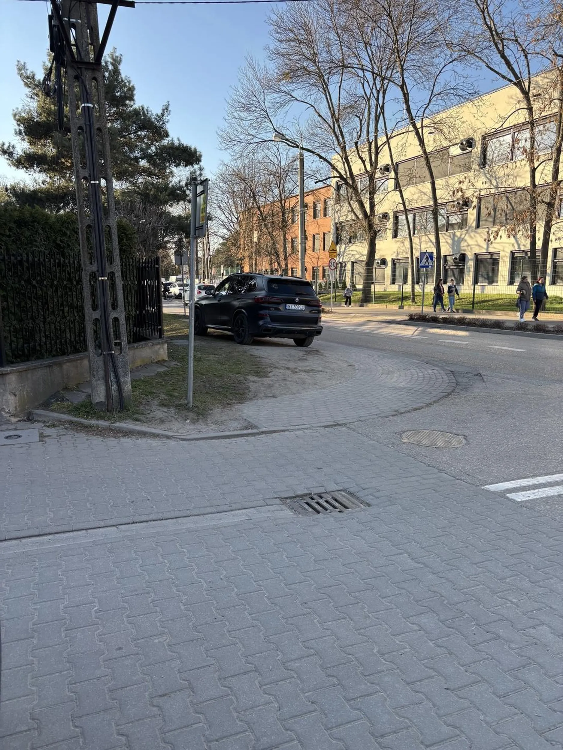 Fajnie sie tak jeździ po chodniku i jednocześnie trawie?