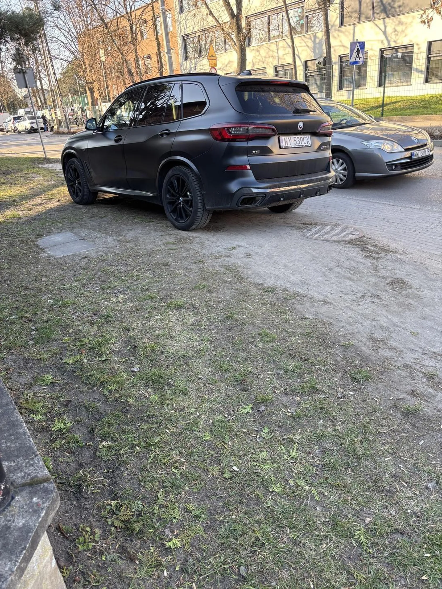 Fajnie sie tak jeździ po chodniku i jednocześnie trawie?