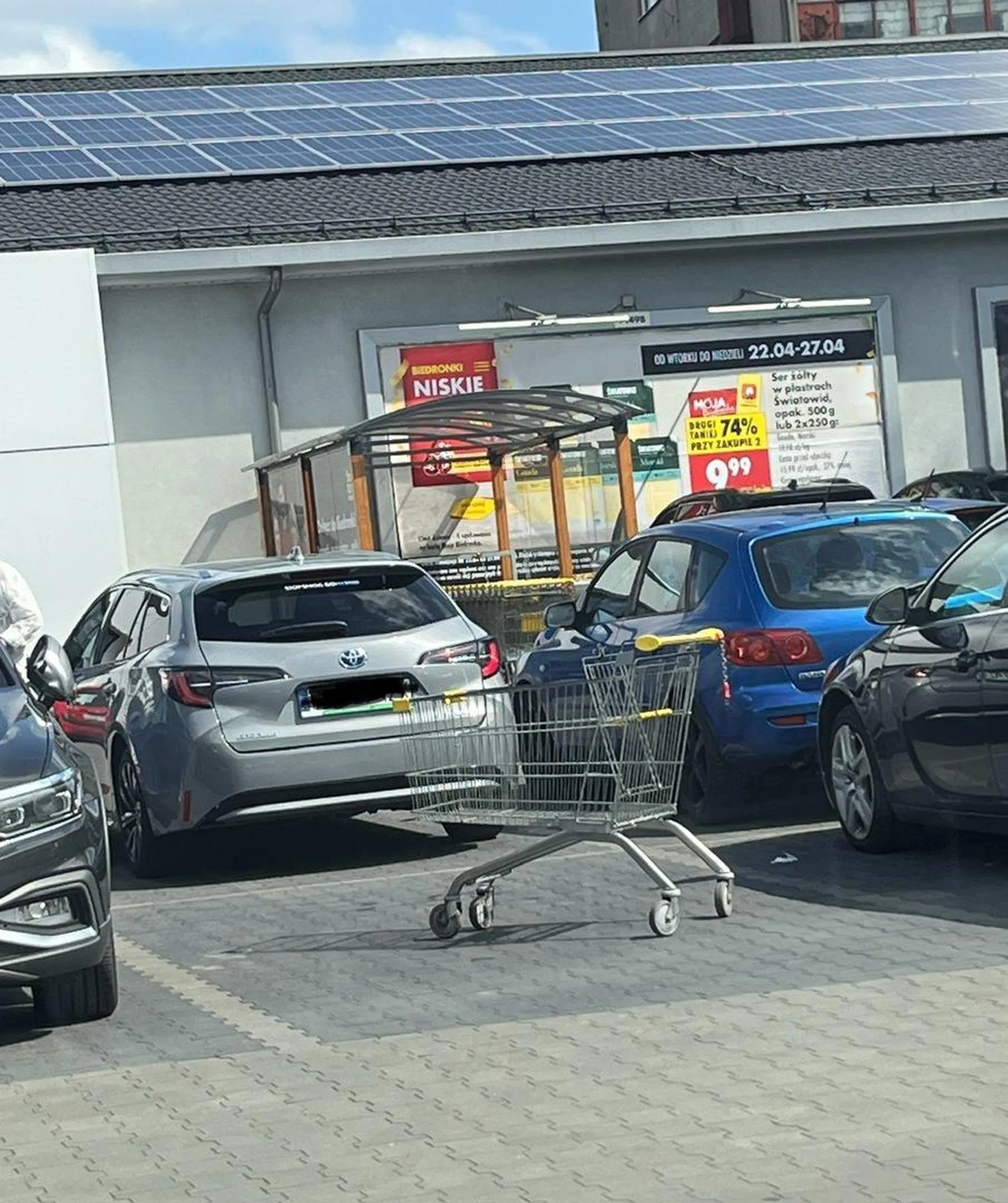 Paniusia w BMW nie czuję się zobowiązana do odstawienia koszyka na swoje miejsce, przy okazji blokując ruch, żeby wygodniej wstawić swoje zakupy.