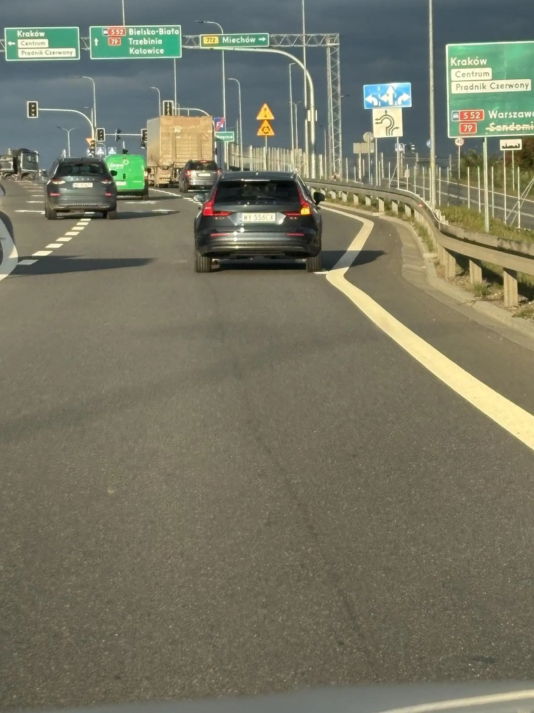 Kierowca bardzo agresywnie zachowuje się na drodze. Nic nie robi sobie z ograniczeń prędkości znacznie przekraczając dopuszczalną prędkość. Wykonuje obraźliwe agresywne gesty jeżeli ktoś ośmieli się przy dopuszczalnej prędkości zmienić pas na lewy chyba w jego mniemaniu należący do niego na wyłączność. Dojeżdża na zderzak Macha rękami mruga światłami.