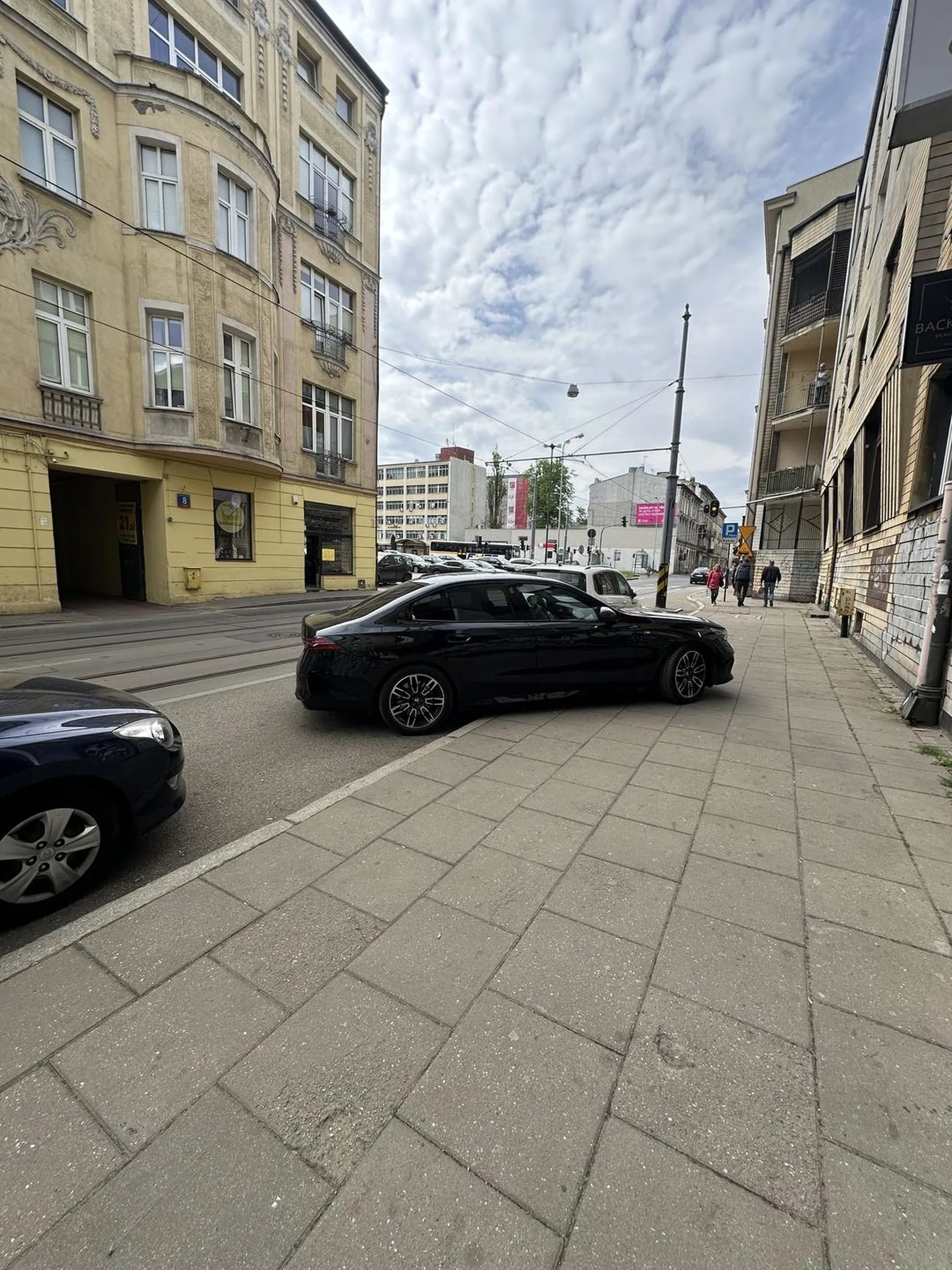 Na chodniku stoi dumnie BMW, Pół chodnika jego, pieszym ciasno tu. Myśli, że mu wolno, wszak blaskiem swym lśni, Lecz mandat czeka, gdy straż tu zawita w mig!