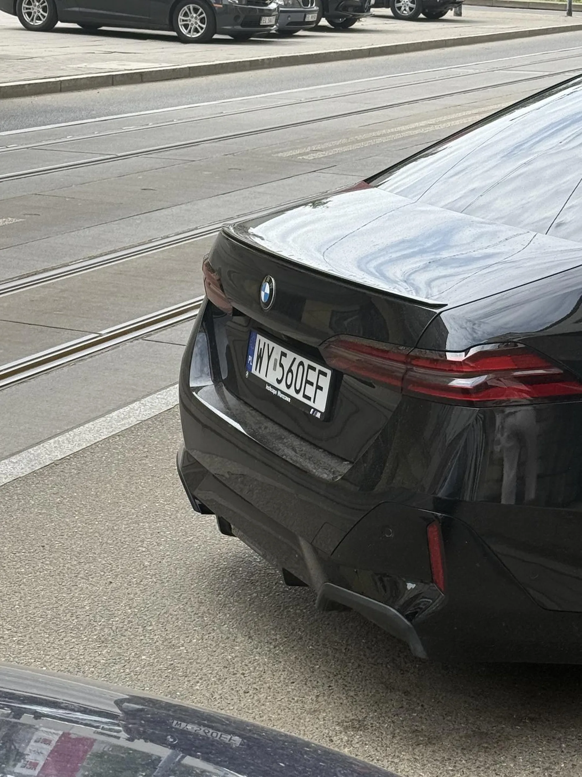 Na chodniku stoi dumnie BMW, Pół chodnika jego, pieszym ciasno tu. Myśli, że mu wolno, wszak blaskiem swym lśni, Lecz mandat czeka, gdy straż tu zawita w mig!