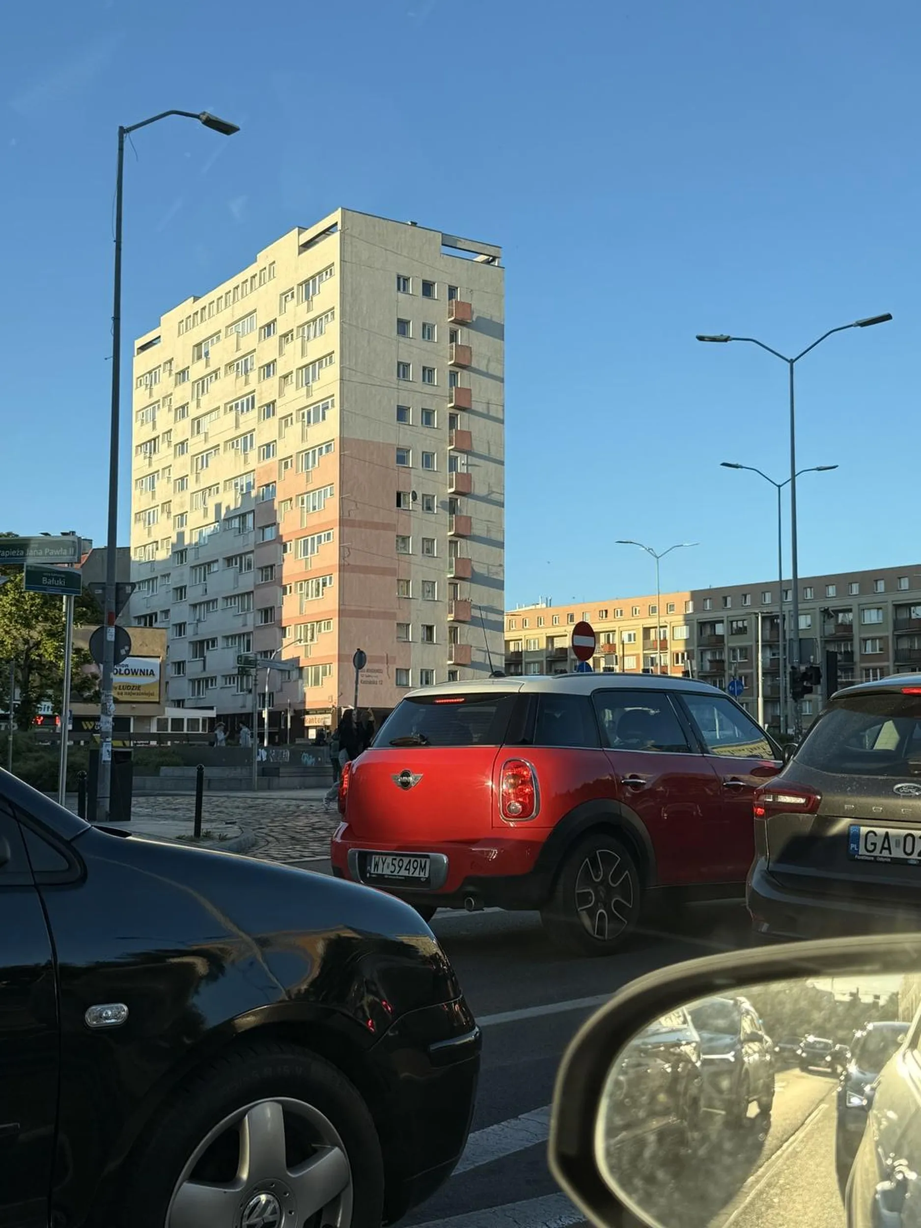 Facet ignoruje znaki stop ?, tym samym praktycznie przejechał ludziom po nogach a prawidło jadącym samochodom wymusił pierwszeństwo.