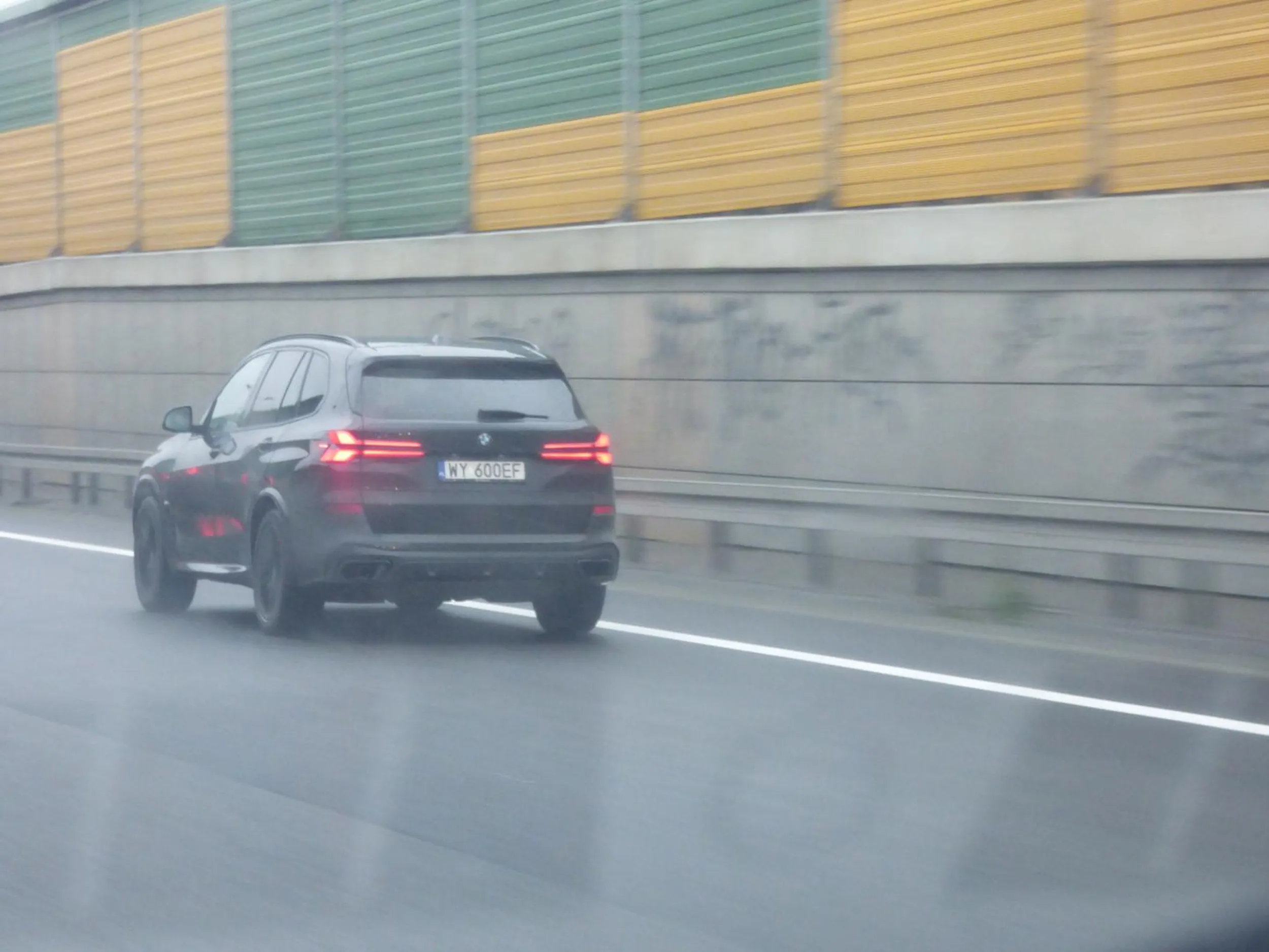 W dni 30.10.2025 Warszawa Bemowo trasa S-8 młoda kierująca  jedzie bardzo szybko ponad 120km/h samochodem marki BMW X5 jedzie lewym pasem ruchu zgania światłami kierujących z lewego pasa po czym w ostatniej chwili z lewego pasa zjeżdża w kierunku Bemowa.Używanie sygnałów świetlnych do celów niezgodnych z przeznaczeniem jest zabronione.