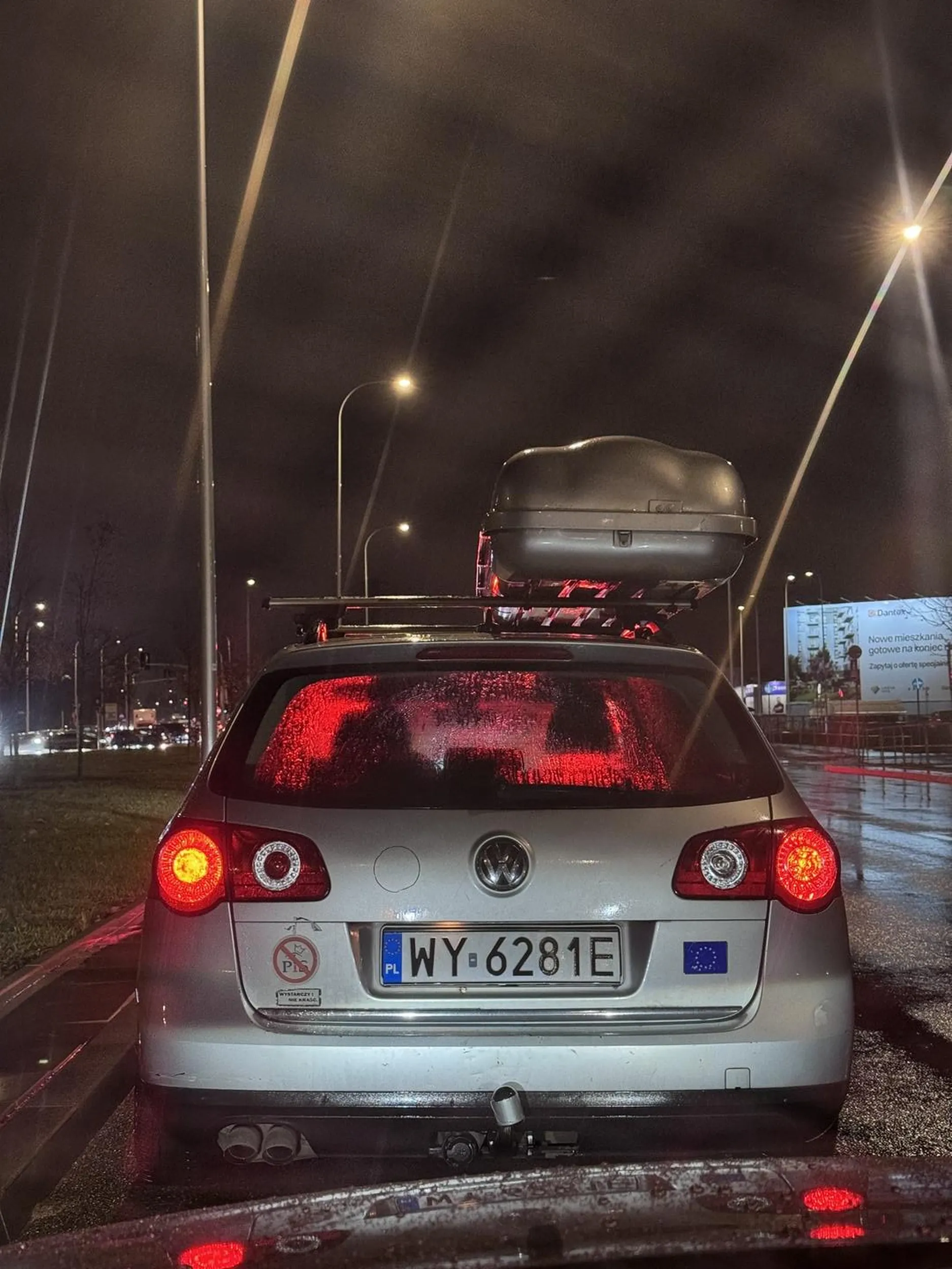 Na czole wytatuowane osiem gwiazdek. Szur