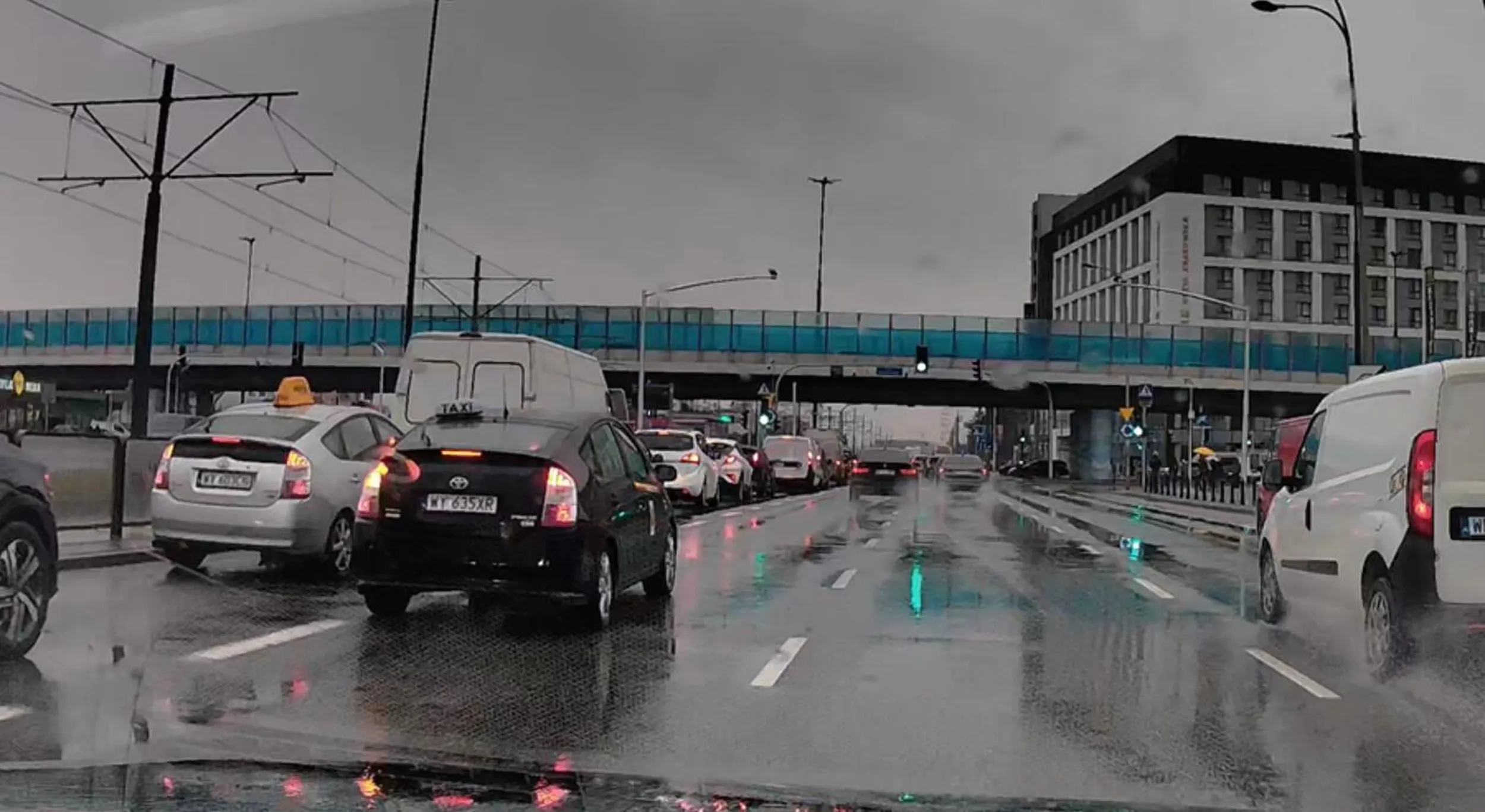 Złotówie nie chce się stać w korku do lewoskrętu, więc omija korek i blokuje pas do jazdy prosto, żeby wcisnąć się przed samym skrzyżowaniem