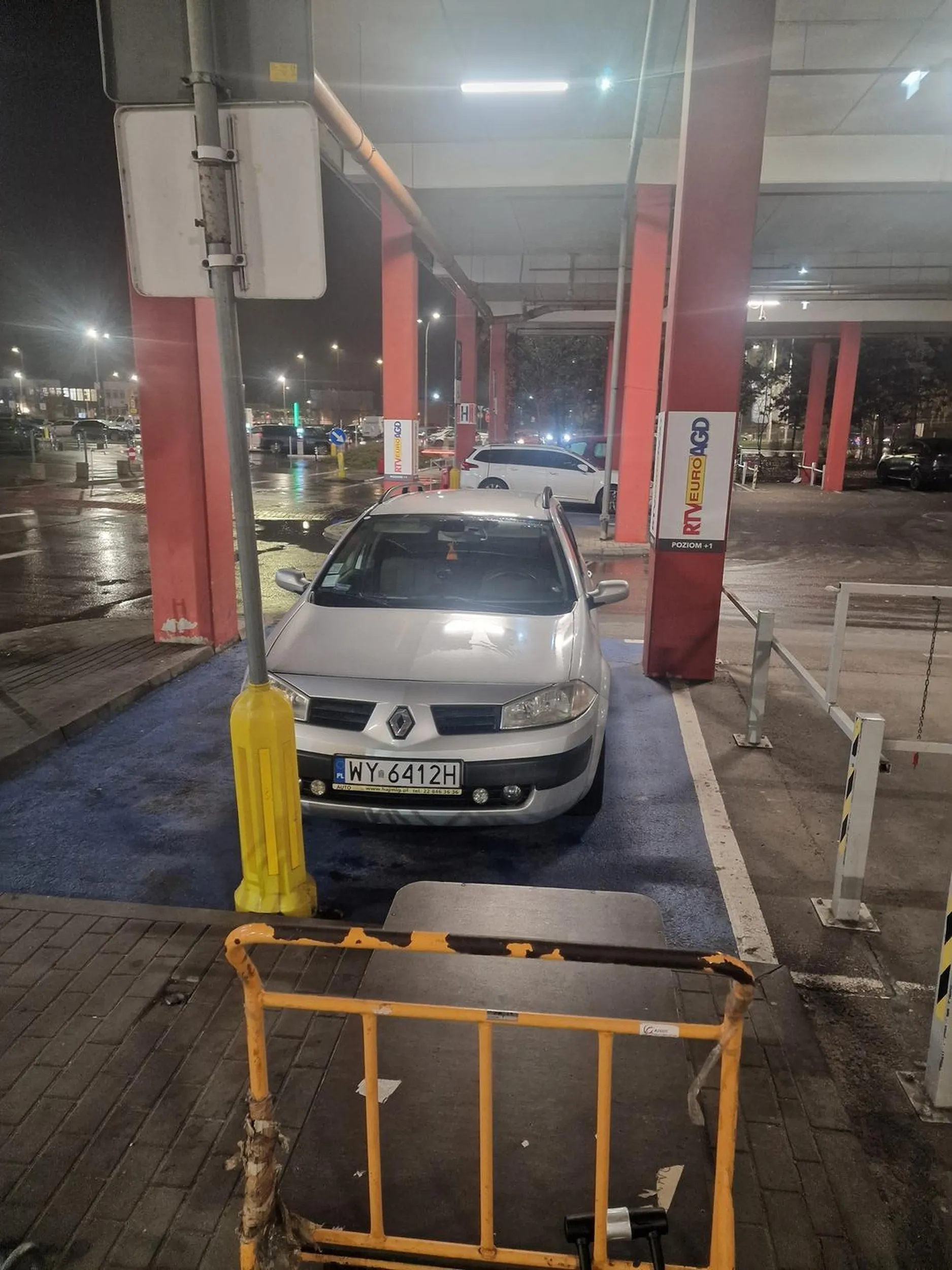 A Ty się tak nie pchaj za wszelką cenę, bo staniesz się inwalidą jeszcze bardziej, niż jesteś. Na cmentarzu większość "miała pierwszeństwo".