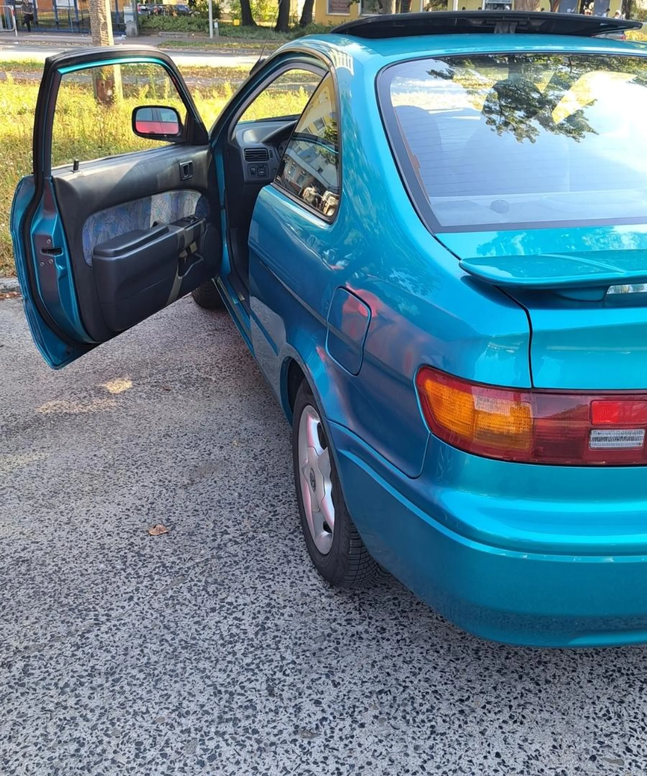 Stan techniczny auta naprawdę bardzo dobry - silnik pracuje równo, zawieszenie bez żadnych zastrzeżeń. Blacharka w świetnym stanie, bez śladów korozji, prezentuje się naprawdę luksusowo. Widać, że samochód był zadbany i nie wymaga żadnych dodatkowych nakładów finansowych