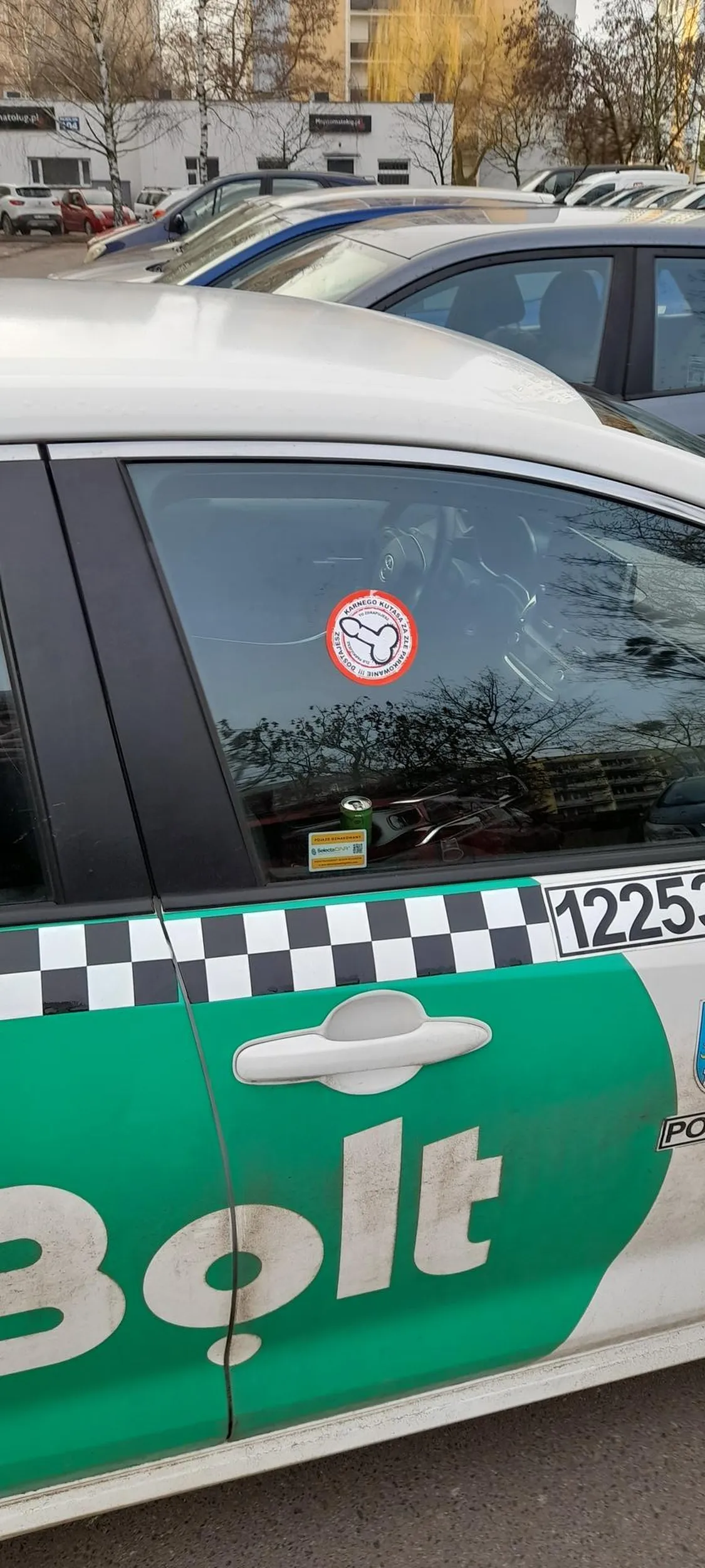 Kierowca nie umie parkować. Sądząc po kilku karnych naklejkach, nie jest to jego pierwszy raz.