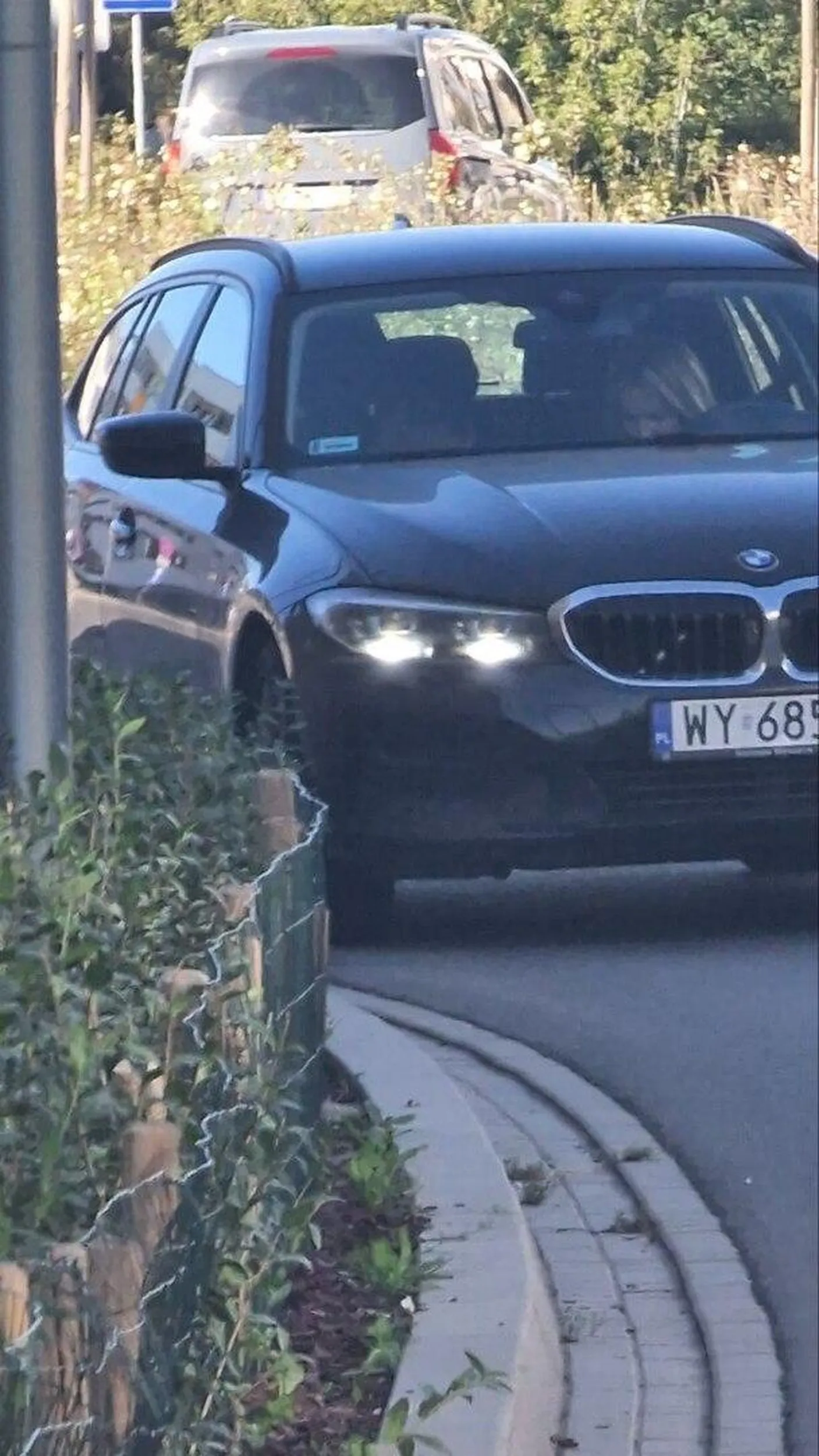 Stanie na środku drogi, na zakręcie, na podwójnej ciągłej blokując widok na nadjeżdżające pojazdy i wymuszając na nas ominięcie w cholernie niebezpiecznym miejscu pojazd. Karny ku*as panie "idę tylko na szybkie zakupy do żabki, zluzj"