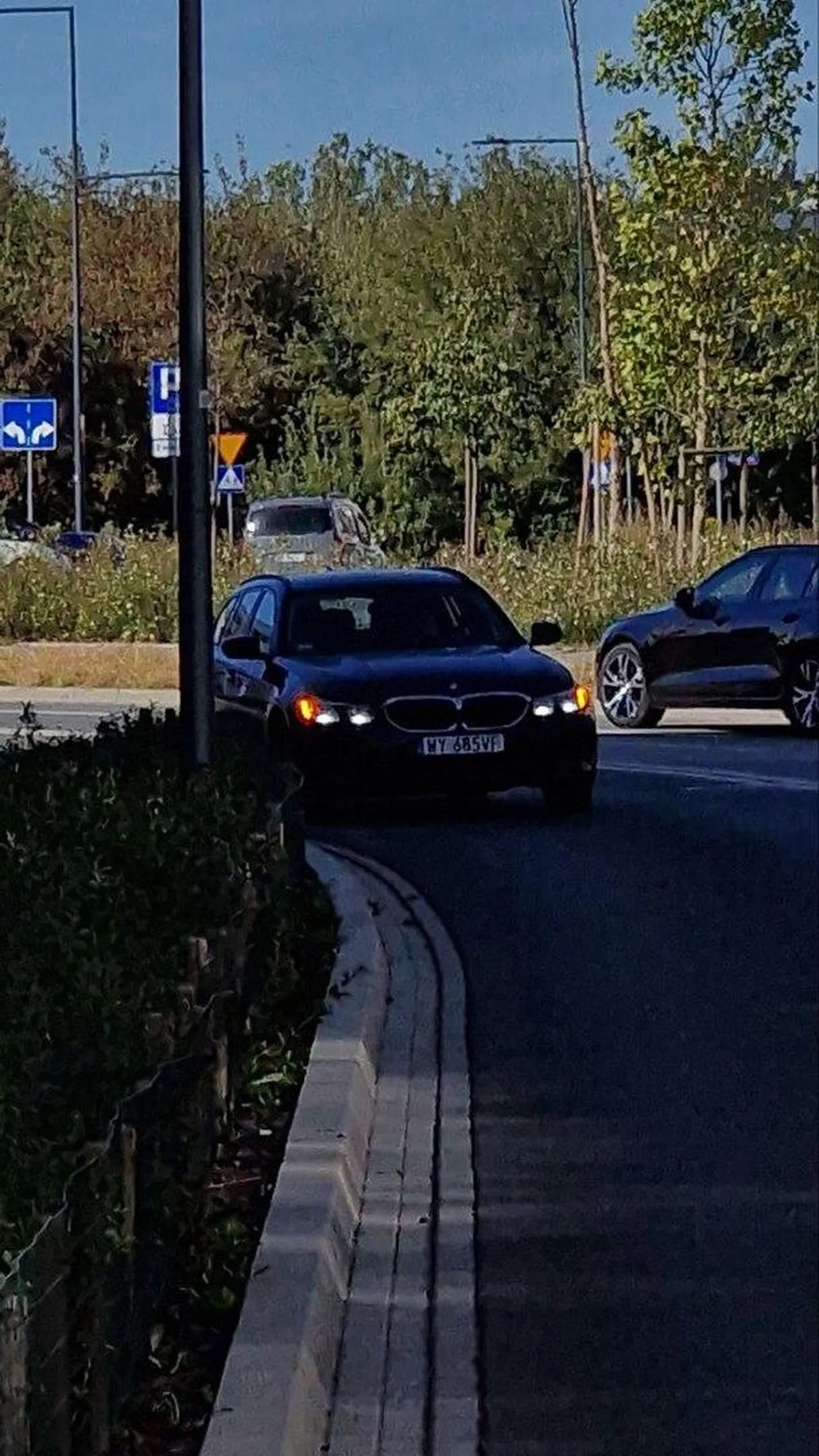Stanie na środku drogi, na zakręcie, na podwójnej ciągłej blokując widok na nadjeżdżające pojazdy i wymuszając na nas ominięcie w cholernie niebezpiecznym miejscu pojazd. Karny ku*as panie "idę tylko na szybkie zakupy do żabki, zluzj"