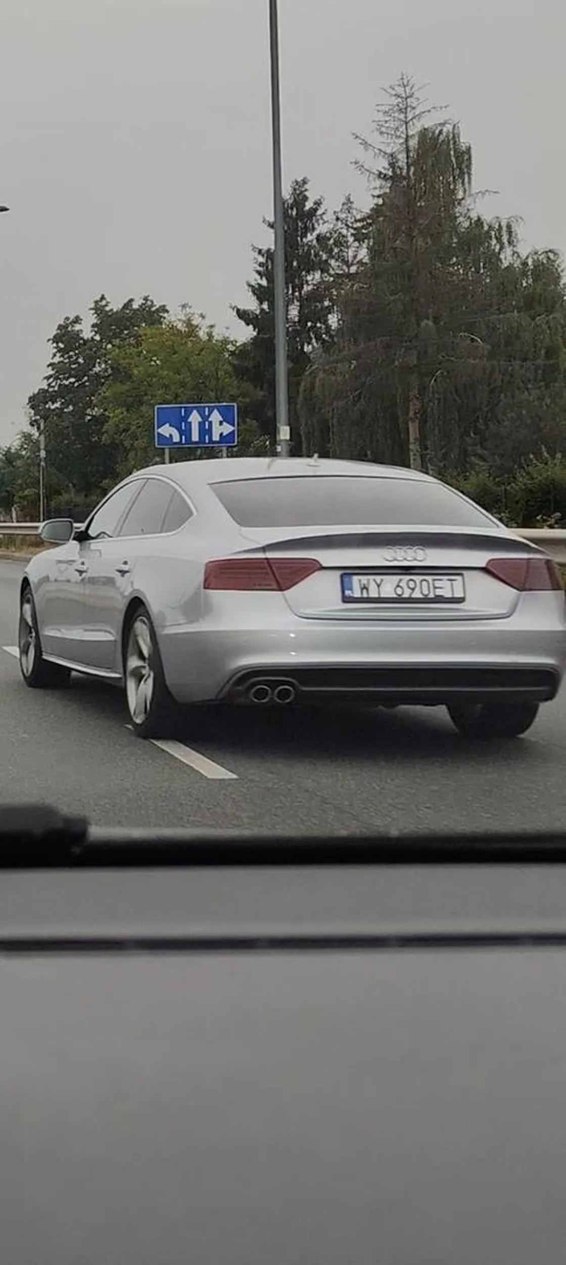 Typ w terenie zabudowanym wyprzedza z prawej strony mając prędkość około 100 km/h. Uważajcie na niego na drodze.