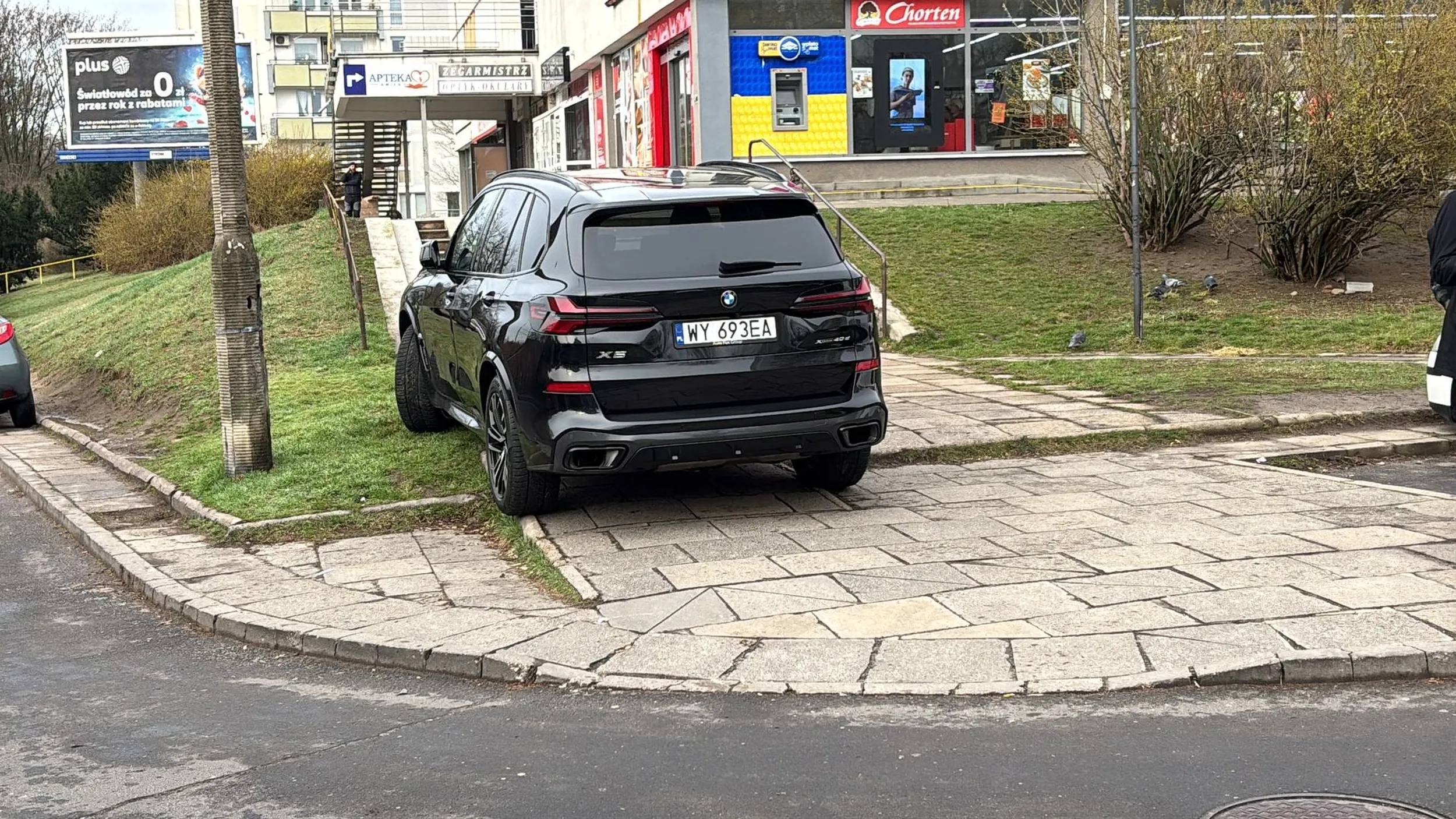Co mogę powiedzieć. Typowy warszawiak kierowca BMW jest typowy. Chamstwo poza skalą. Zajechane całe schody, miejsca wokół nie brakowało, ale głupota musi się zaprezentować.