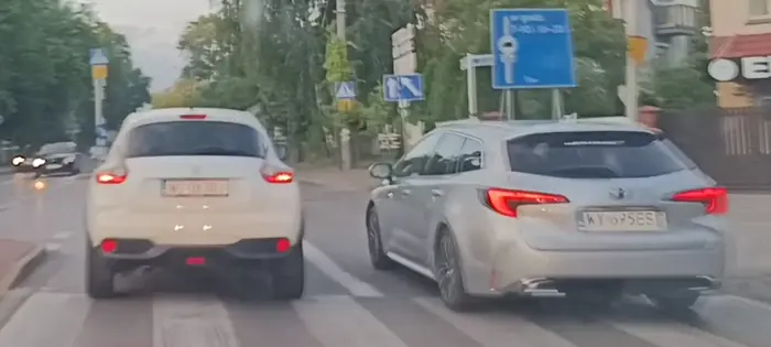 Bandyta drogowy wyprzedza na przejściu dla pieszych z prędkością 100 kmh w miejscu ograniczenia prędkości do 40kmh